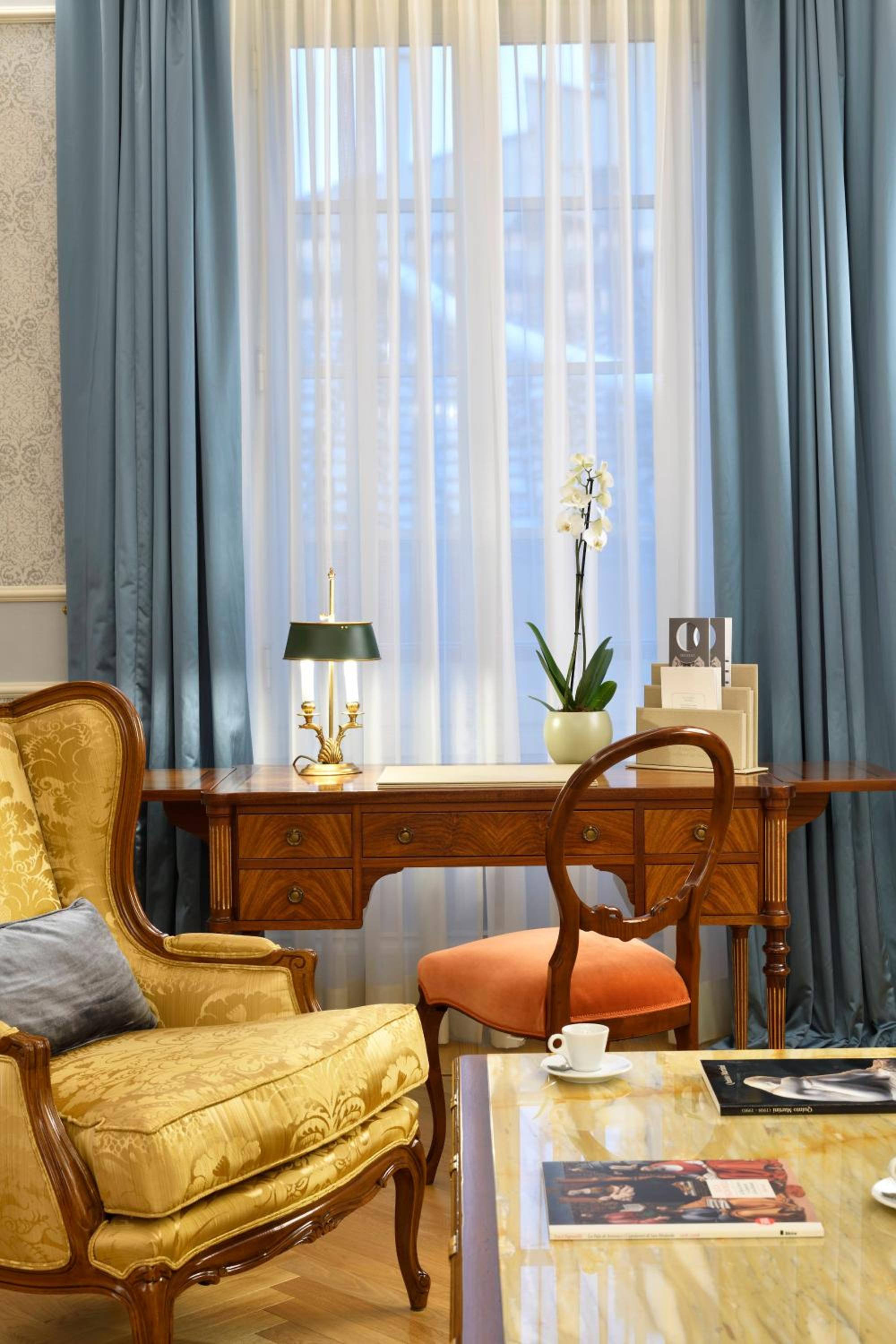 Luxury Apartments by Palazzo Portinari Salviati