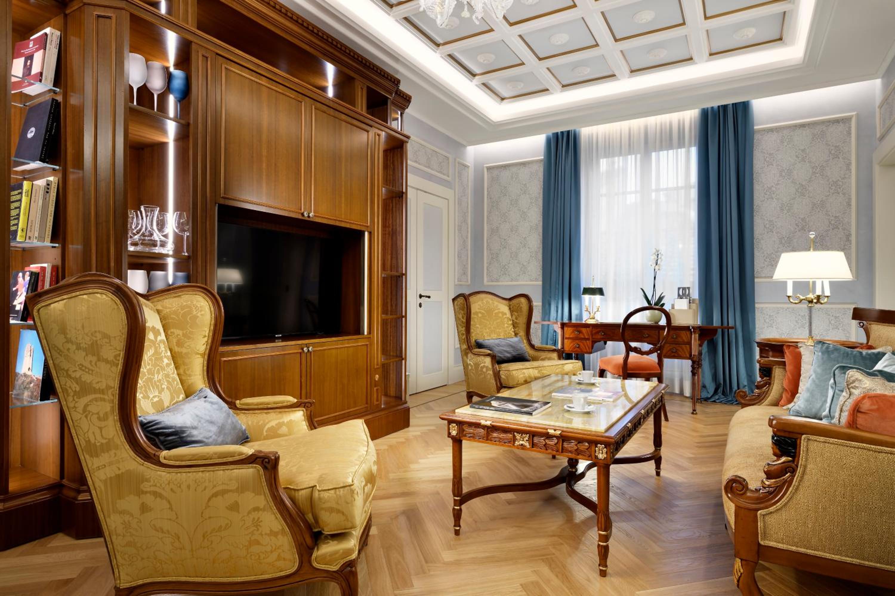 Luxury Apartments by Palazzo Portinari Salviati