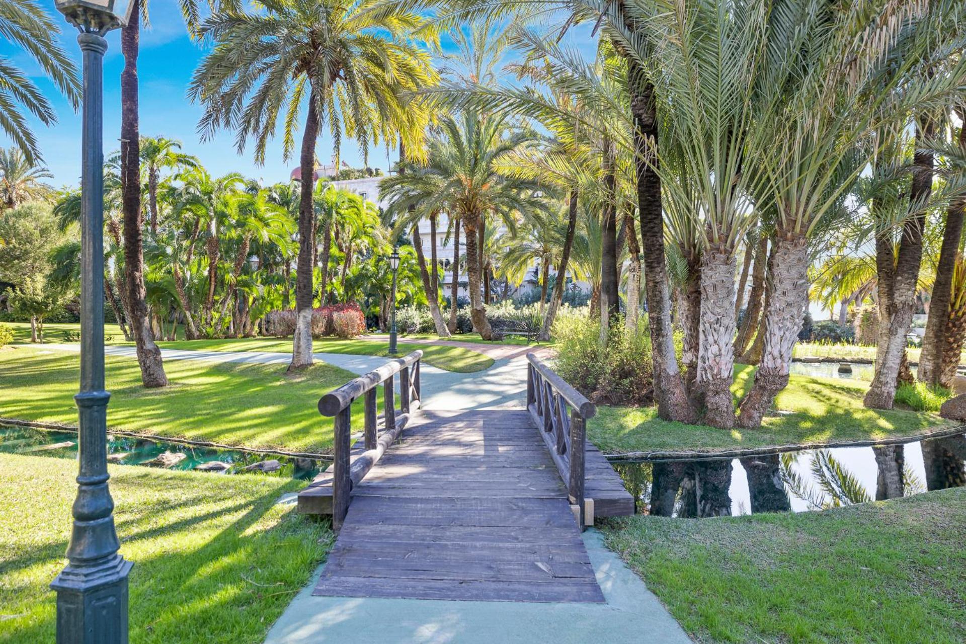 Large apartment in Playas del Duque