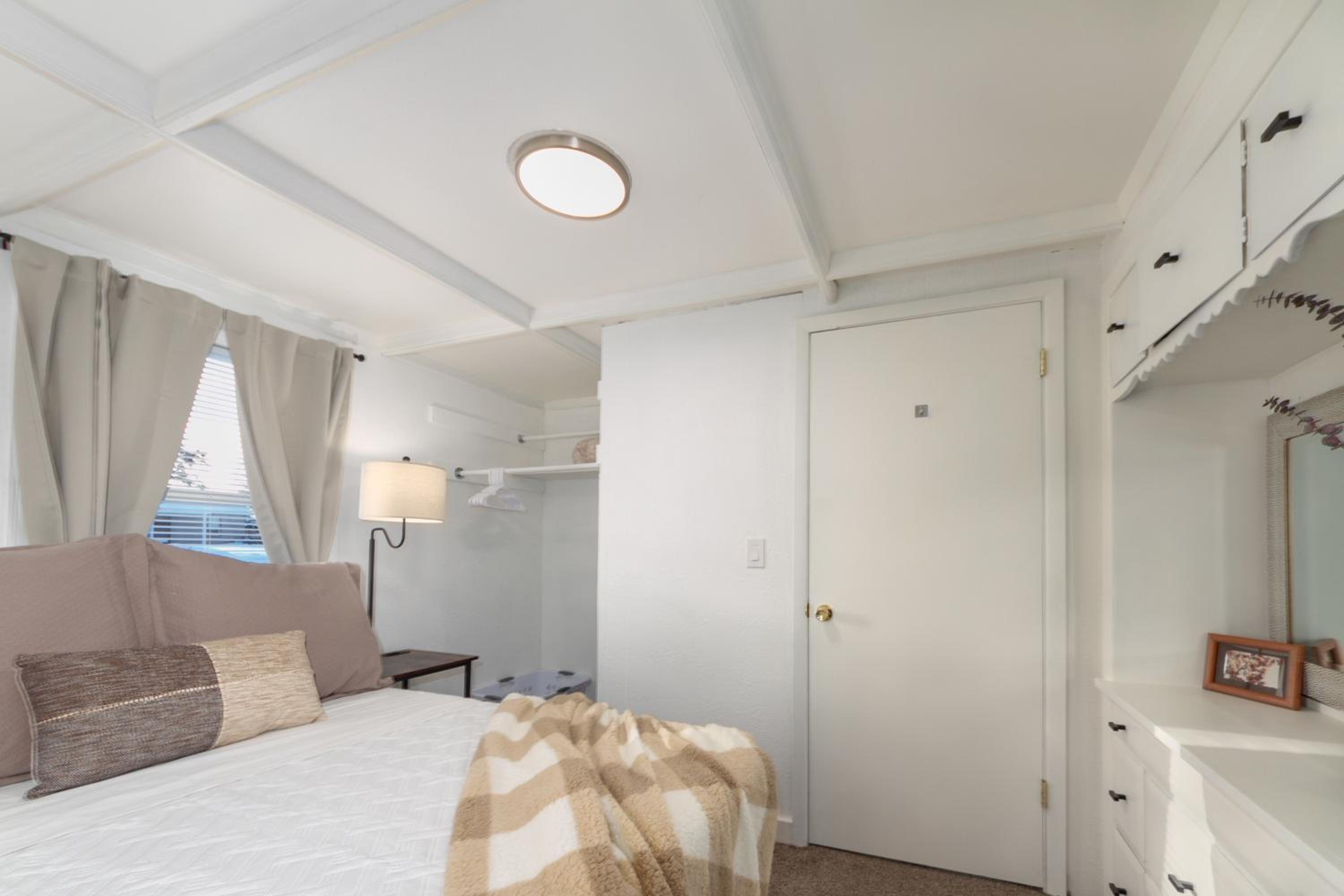 Adorable 2 BD 1 BTH Home Minutes Away from Gonzaga view 2