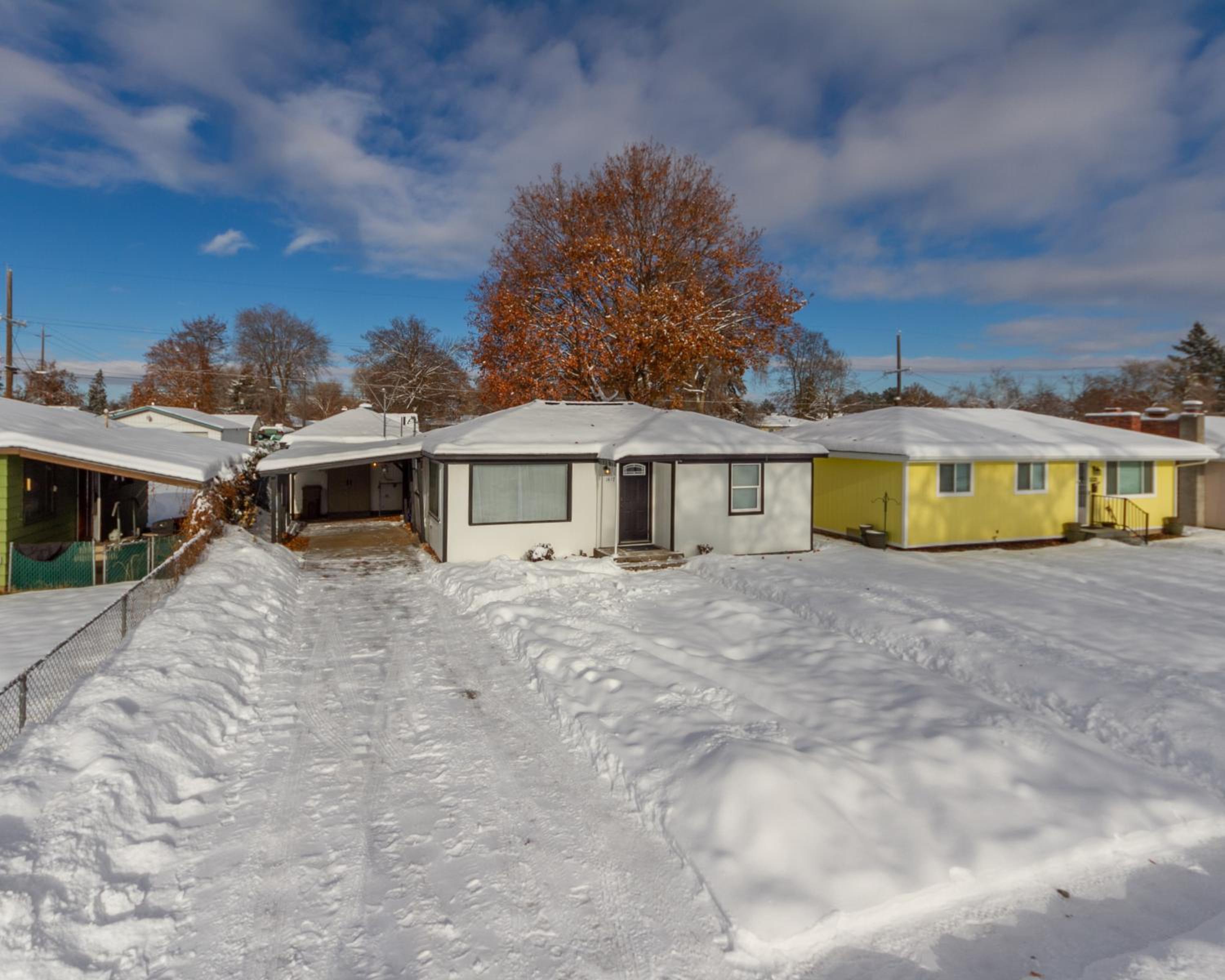 Adorable 2 BD 1 BTH Home Minutes Away from Gonzaga view 3