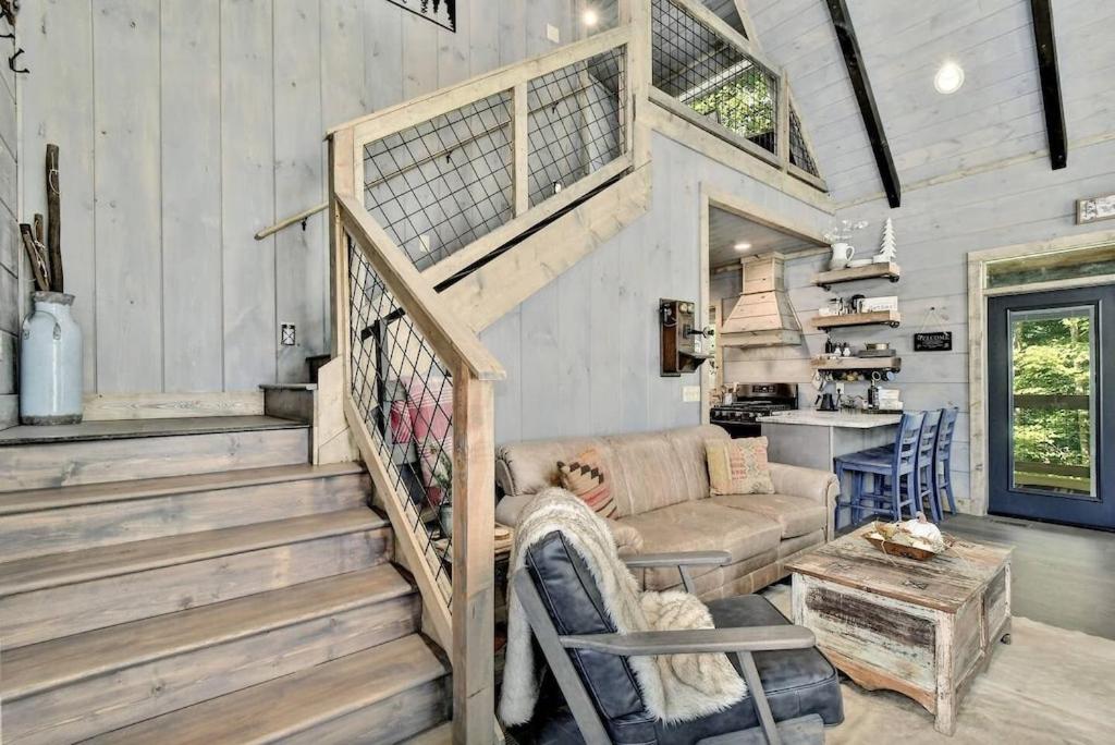 Oakley's Mountain Modern Lodge - Luxury Family Cabin in Arts and Craft District view 2
