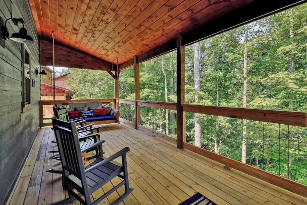 Oakley's Mountain Modern Lodge - Luxury Family Cabin in Arts and Craft District view 5