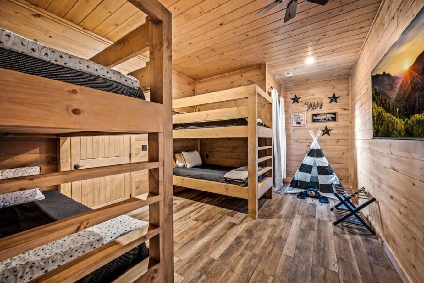 Thunderstruck Modern Mtn Chalet w pool and views that WOWs
