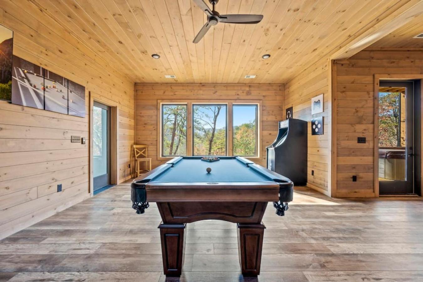Thunderstruck Modern Mtn Chalet w pool and views that WOWs