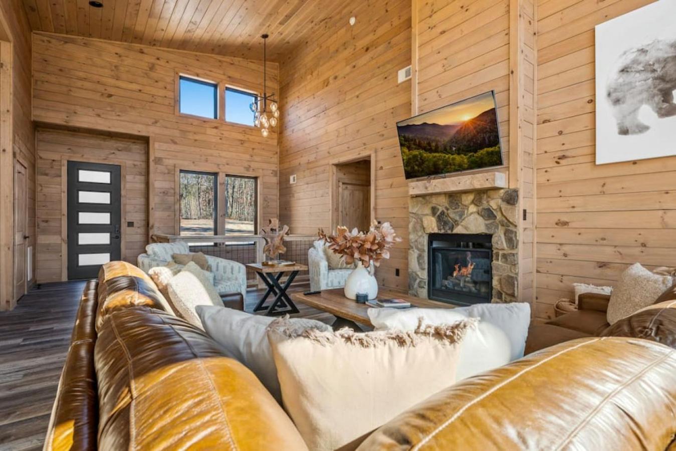 Thunderstruck Modern Mtn Chalet w pool and views that WOWs