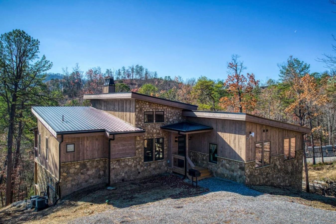Thunderstruck Modern Mtn Chalet w pool and views that WOWs
