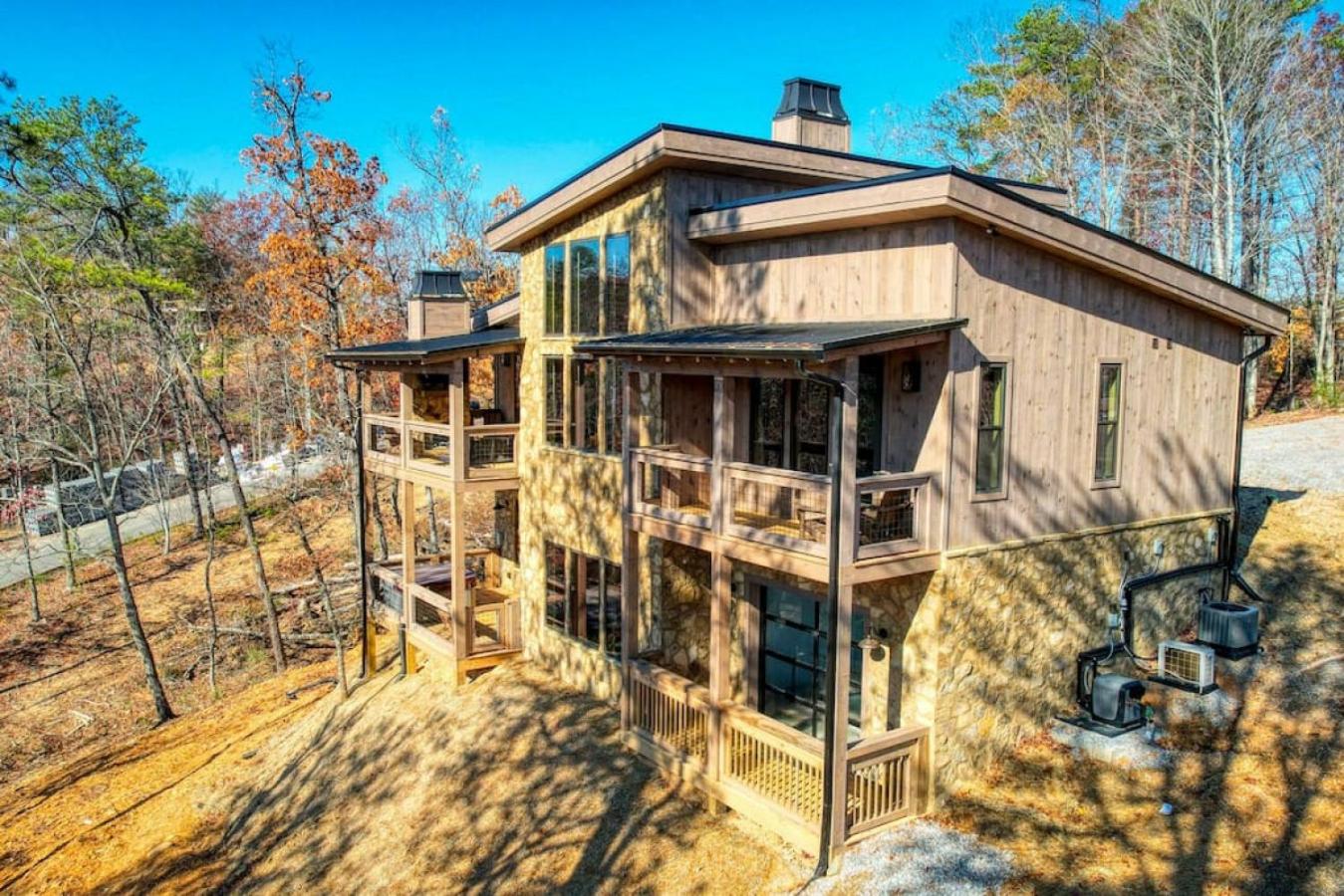 Thunderstruck Modern Mtn Chalet w pool and views that WOWs