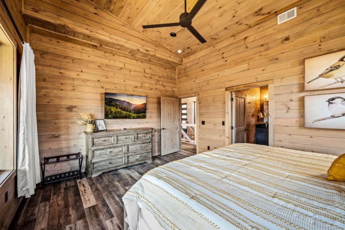 Thunderstruck Modern Mtn Chalet w pool and views that WOWs