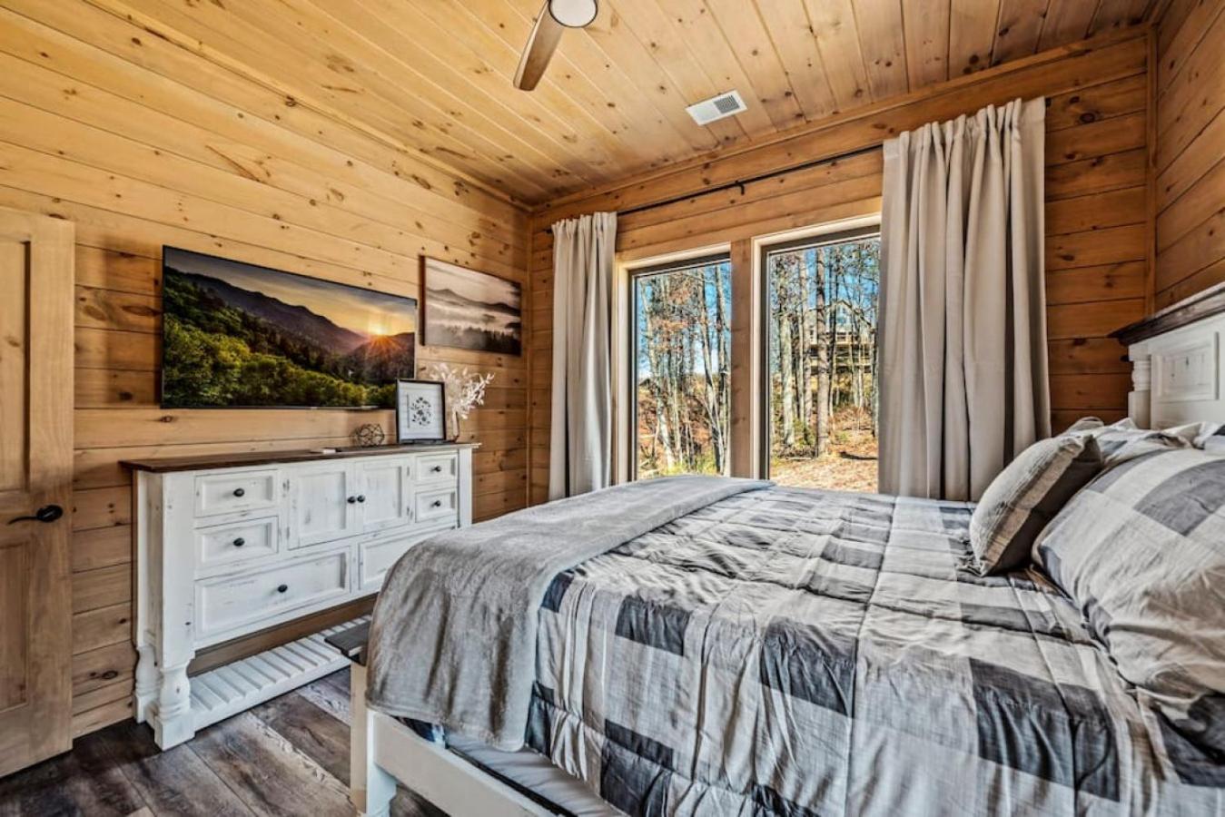 Thunderstruck Modern Mtn Chalet w pool and views that WOWs