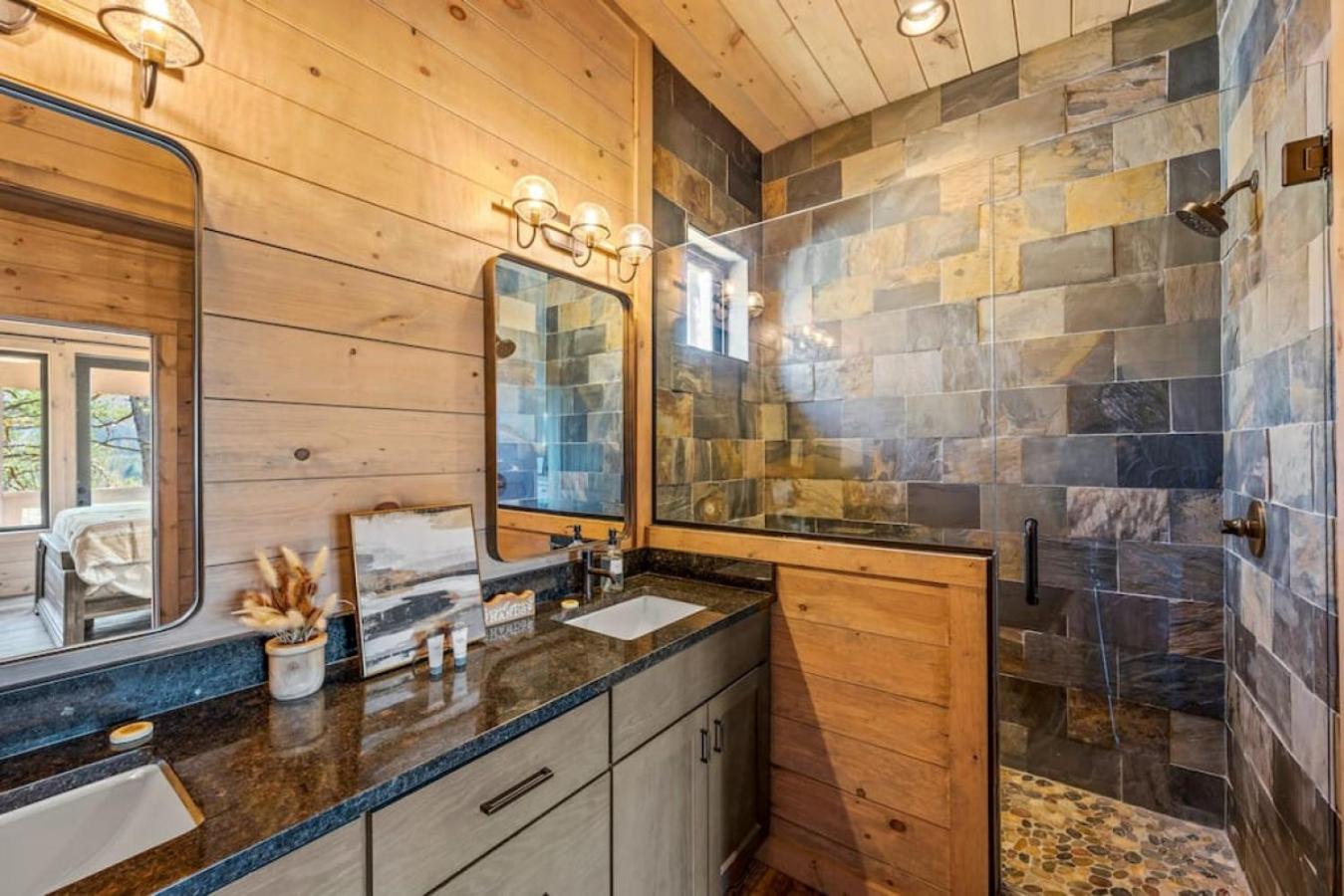 Thunderstruck Modern Mtn Chalet w pool and views that WOWs