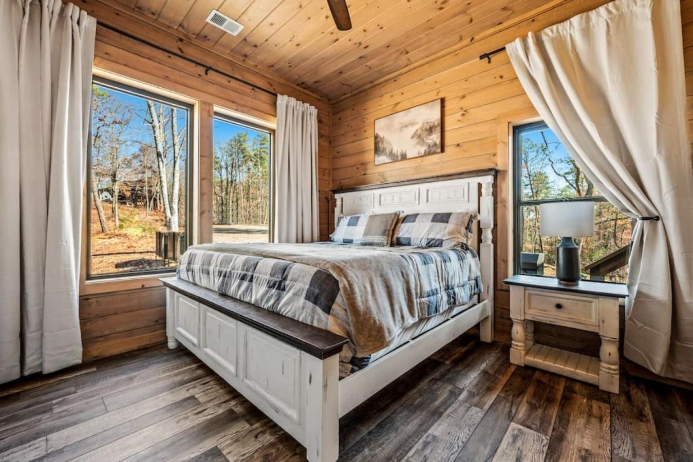 Thunderstruck Modern Mtn Chalet w pool and views that WOWs