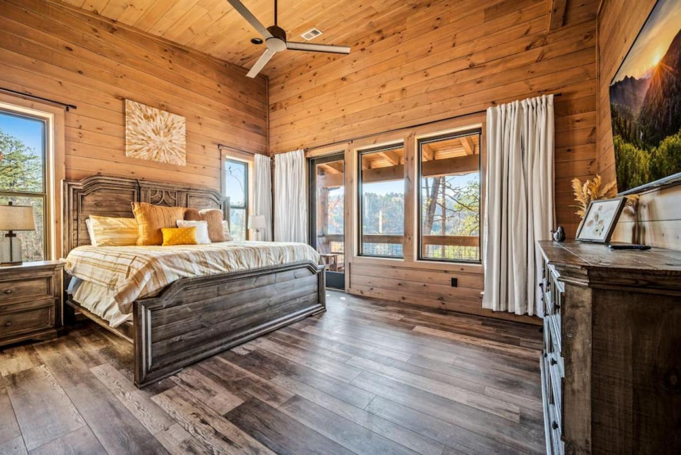 Thunderstruck Modern Mtn Chalet w pool and views that WOWs
