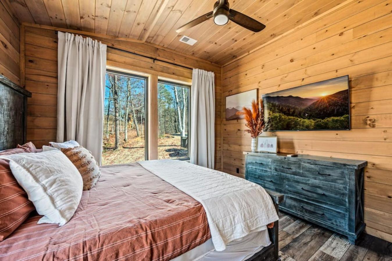 Thunderstruck Modern Mtn Chalet w pool and views that WOWs