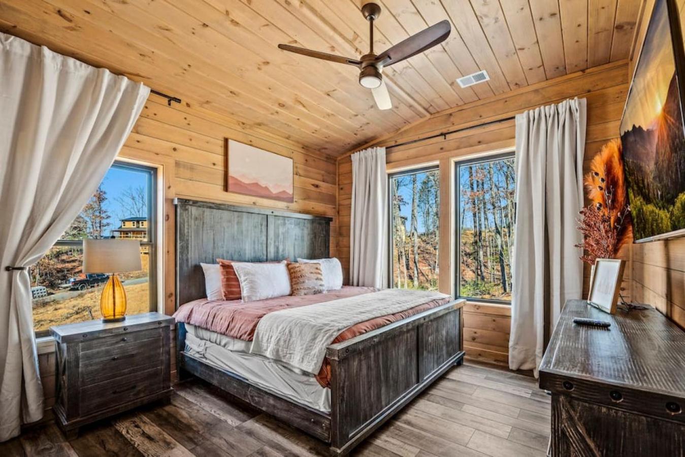 Thunderstruck Modern Mtn Chalet w pool and views that WOWs