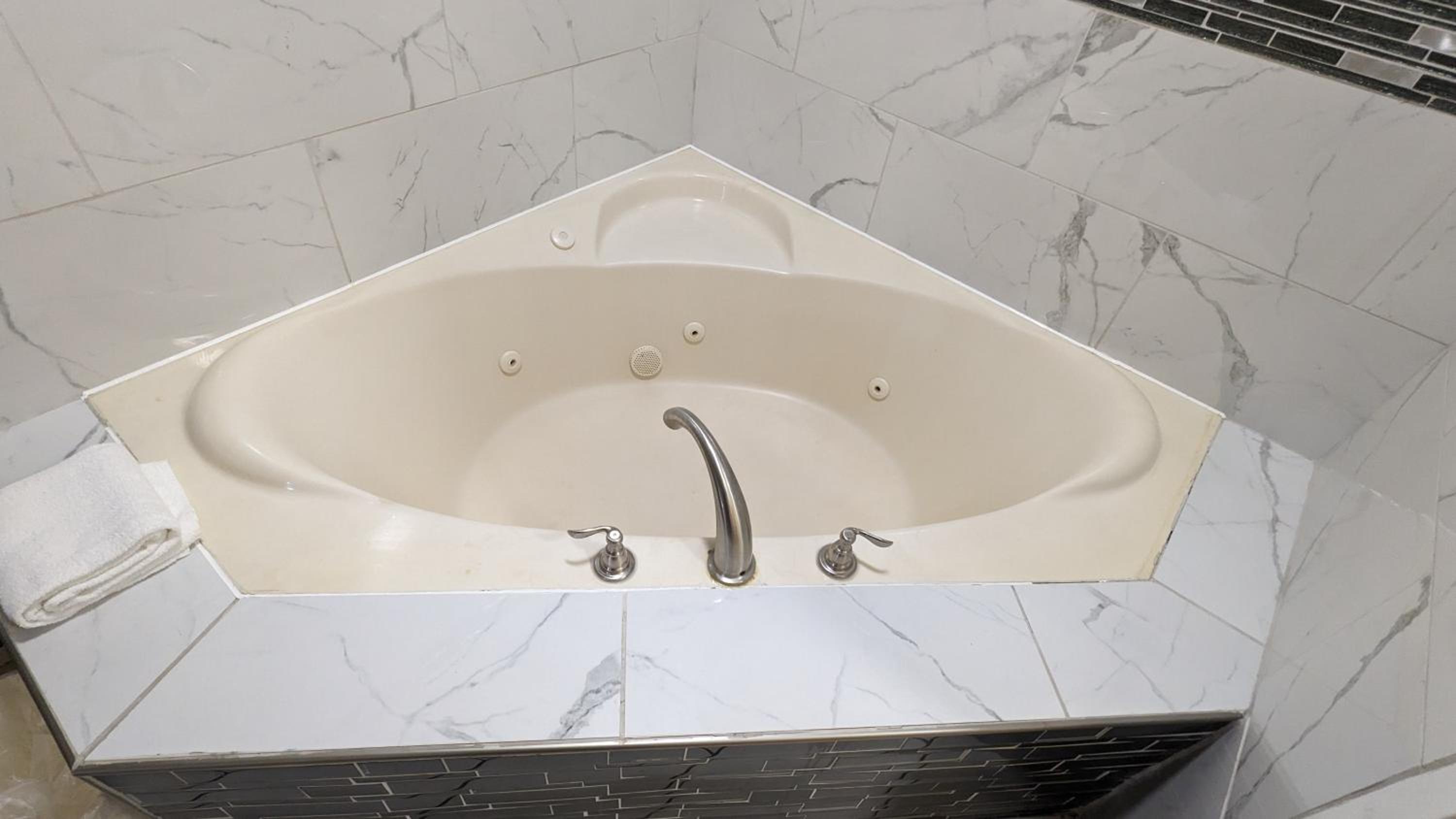 Meridian Vacations - SureStay Hotel by Best Western Meridian - Property Image 3