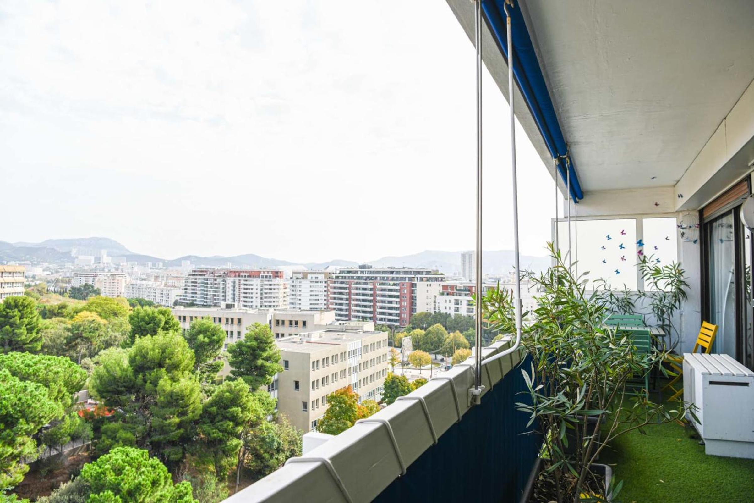 Grand appartement avec balcon et parking