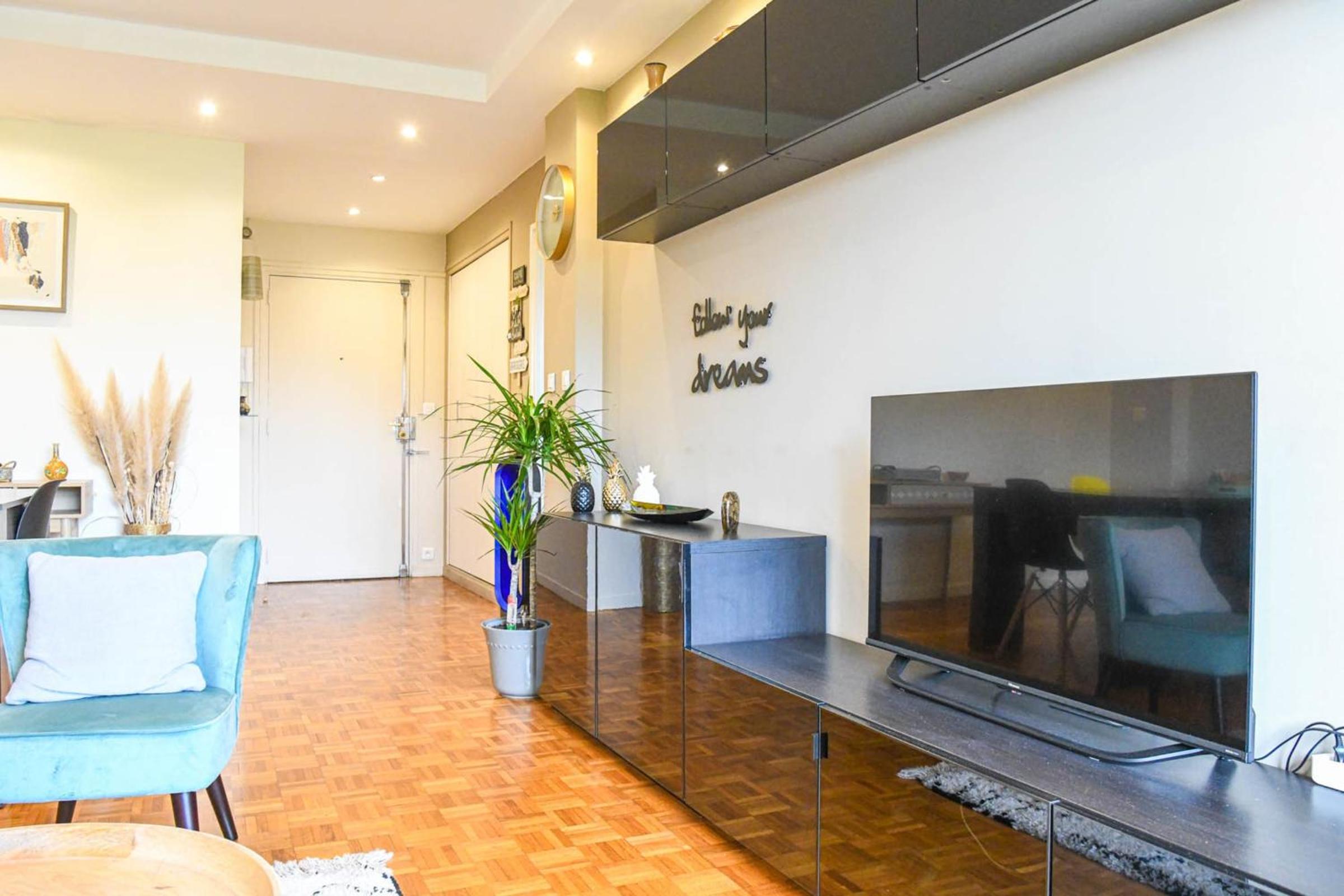 Grand appartement avec balcon et parking