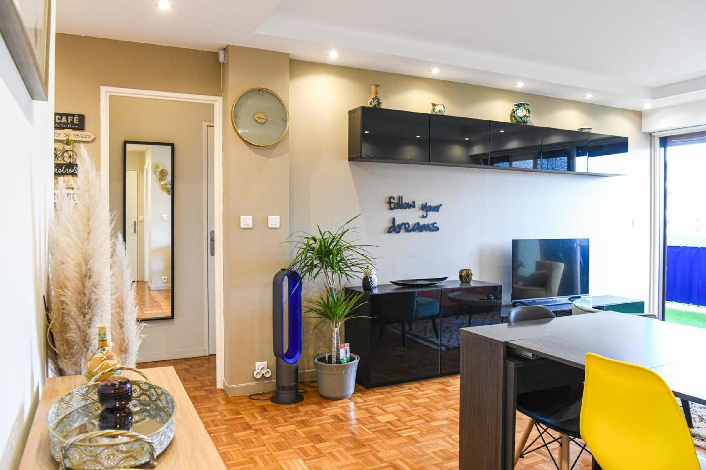 Grand appartement avec balcon et parking