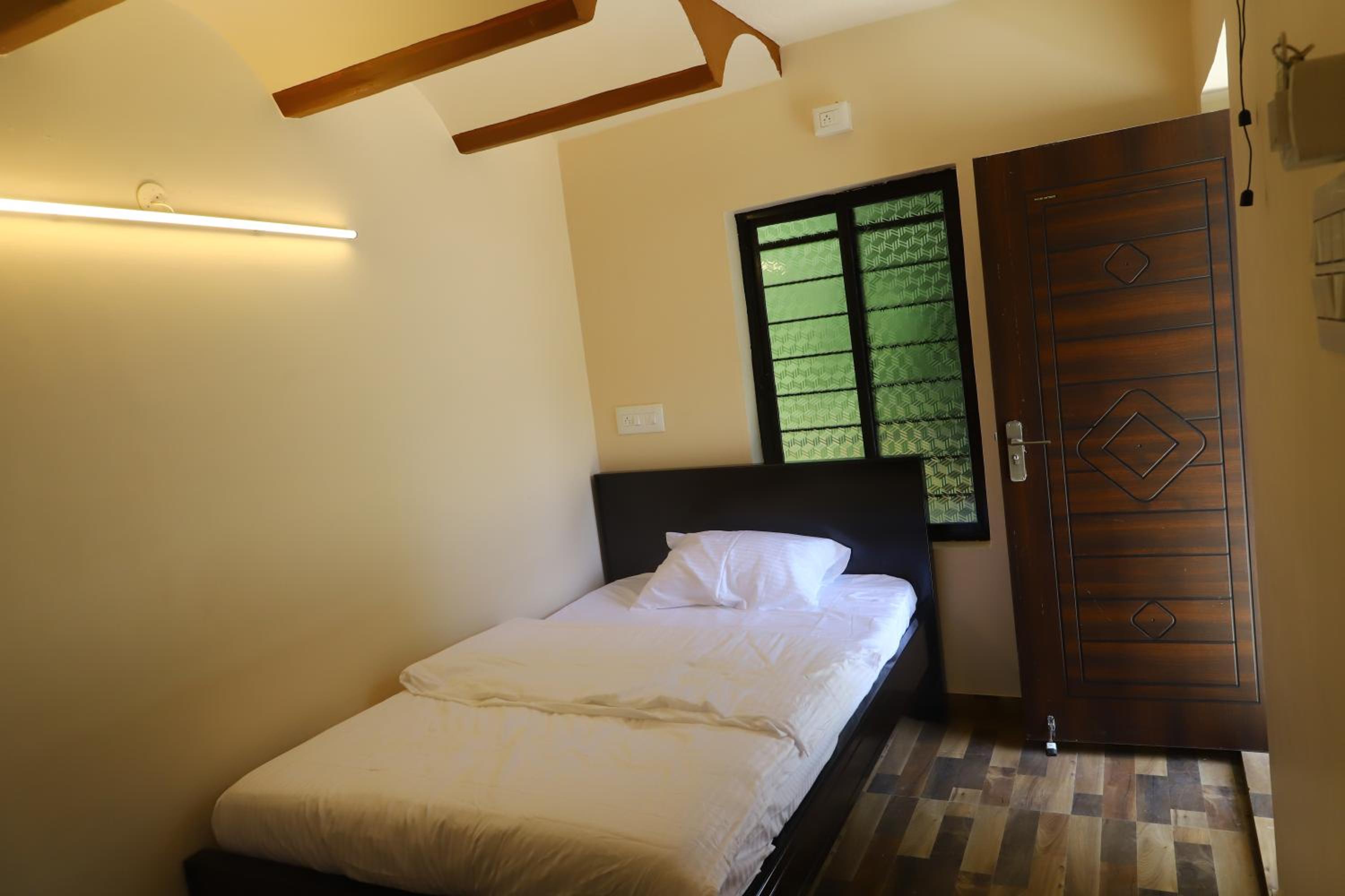Seattle Garden Resort - KolliHills view 2