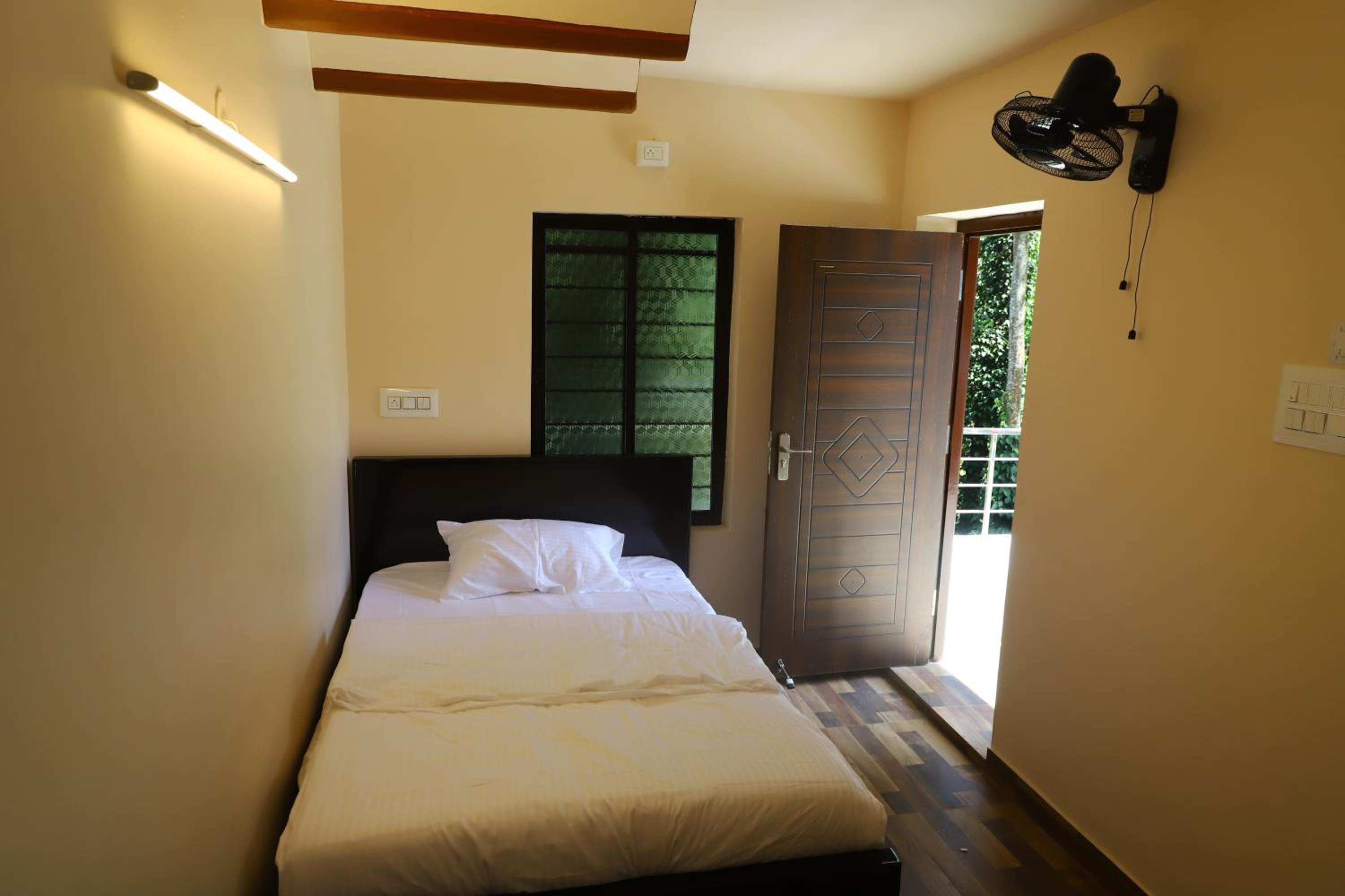Seattle Garden Resort - KolliHills view 4