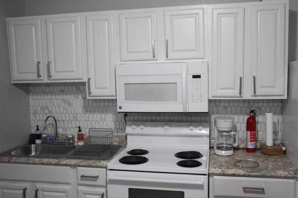 Entire 2-BED Private Apt - EWR/NYC/OUTLET MALL view 4