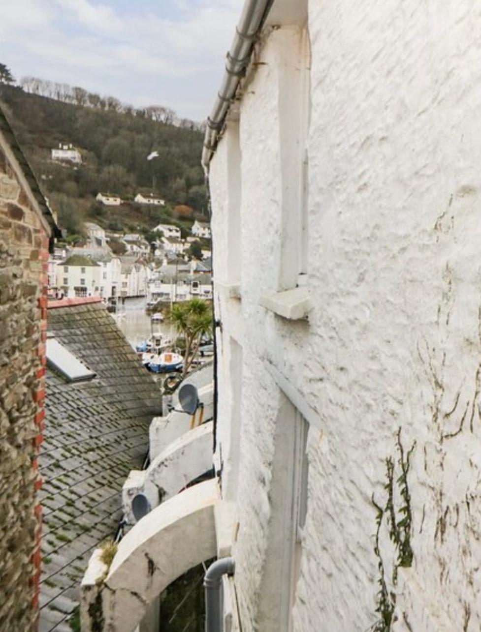 SPINDRIFT is A Beautiful Newly Refurbished THREE BEDROOM Private Family House located on the OLD HARBOUR and the COASTAL PATH in the Heart of Beautiful POL