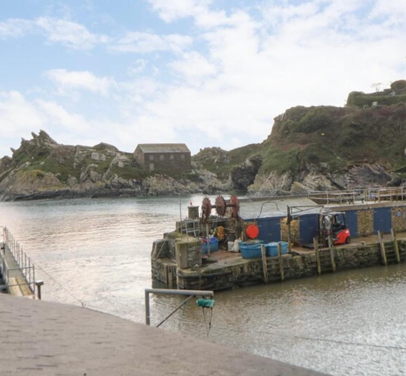 SPINDRIFT is A Beautiful Newly Refurbished THREE BEDROOM Private Family House located on the OLD HARBOUR and the COASTAL PATH in the Heart of Beautiful POL