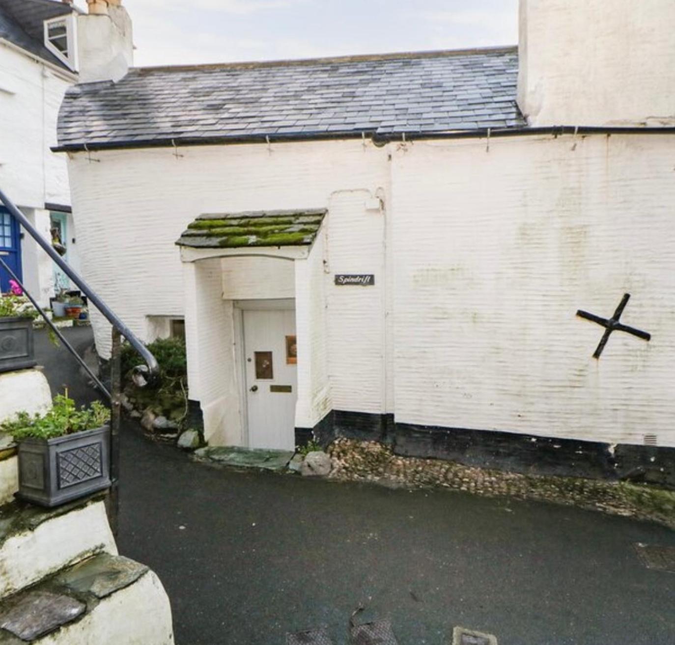 SPINDRIFT is A Beautiful Newly Refurbished THREE BEDROOM Private Family House located on the OLD HARBOUR and the COASTAL PATH in the Heart of Beautiful POL