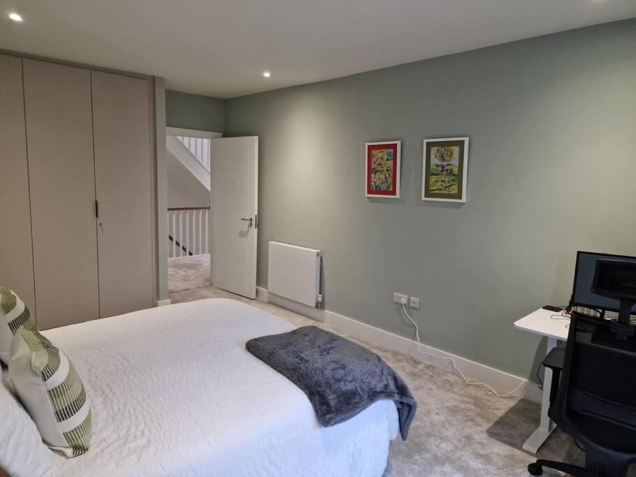 Luxury 3 Bed House, Parking, Garden and 2 Office desks 2