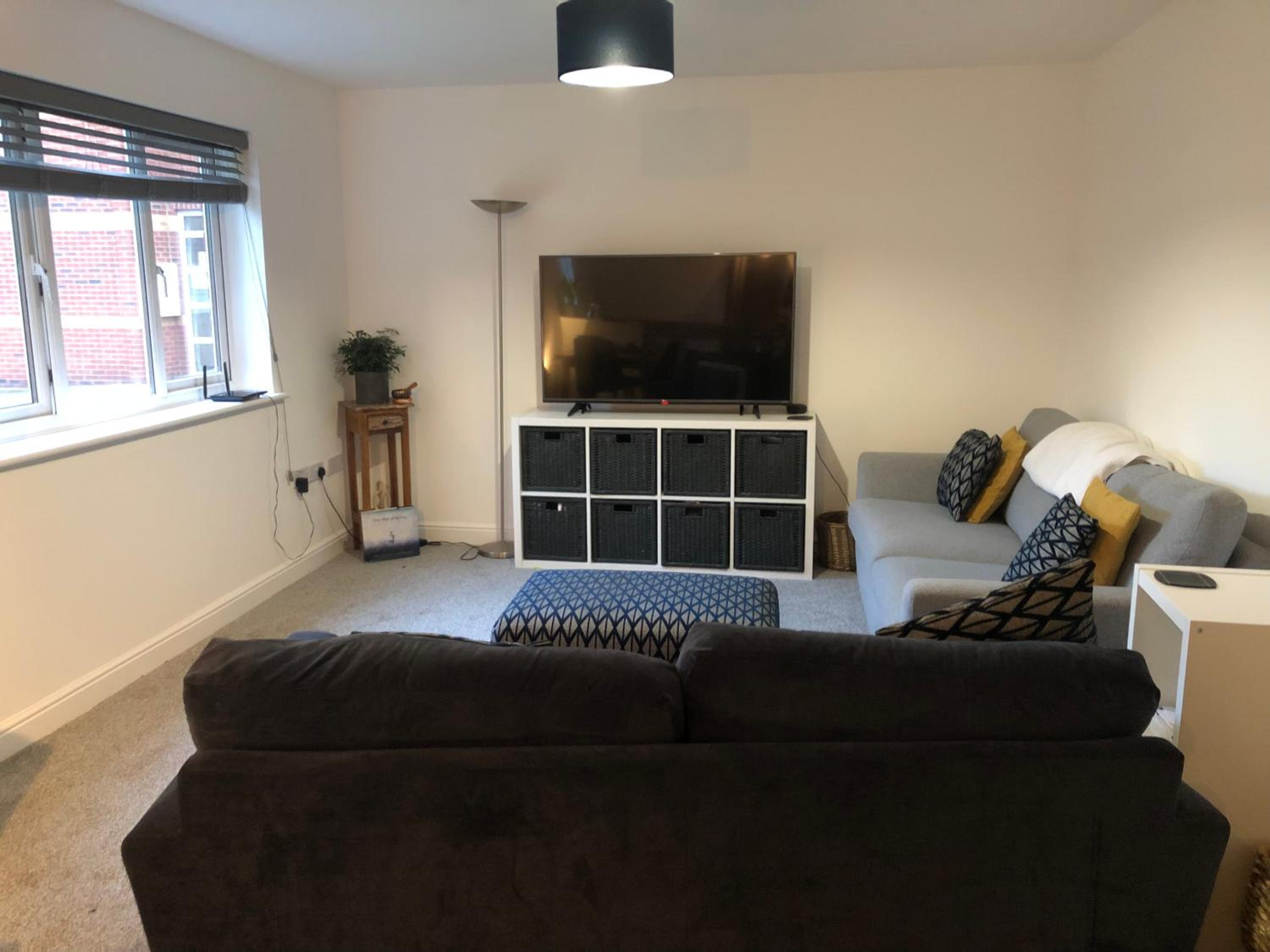 Large 2 bedroom apartment, 4 beds one 1 en-suite, Free parking Nr Chelt Elmore and Quays view 3