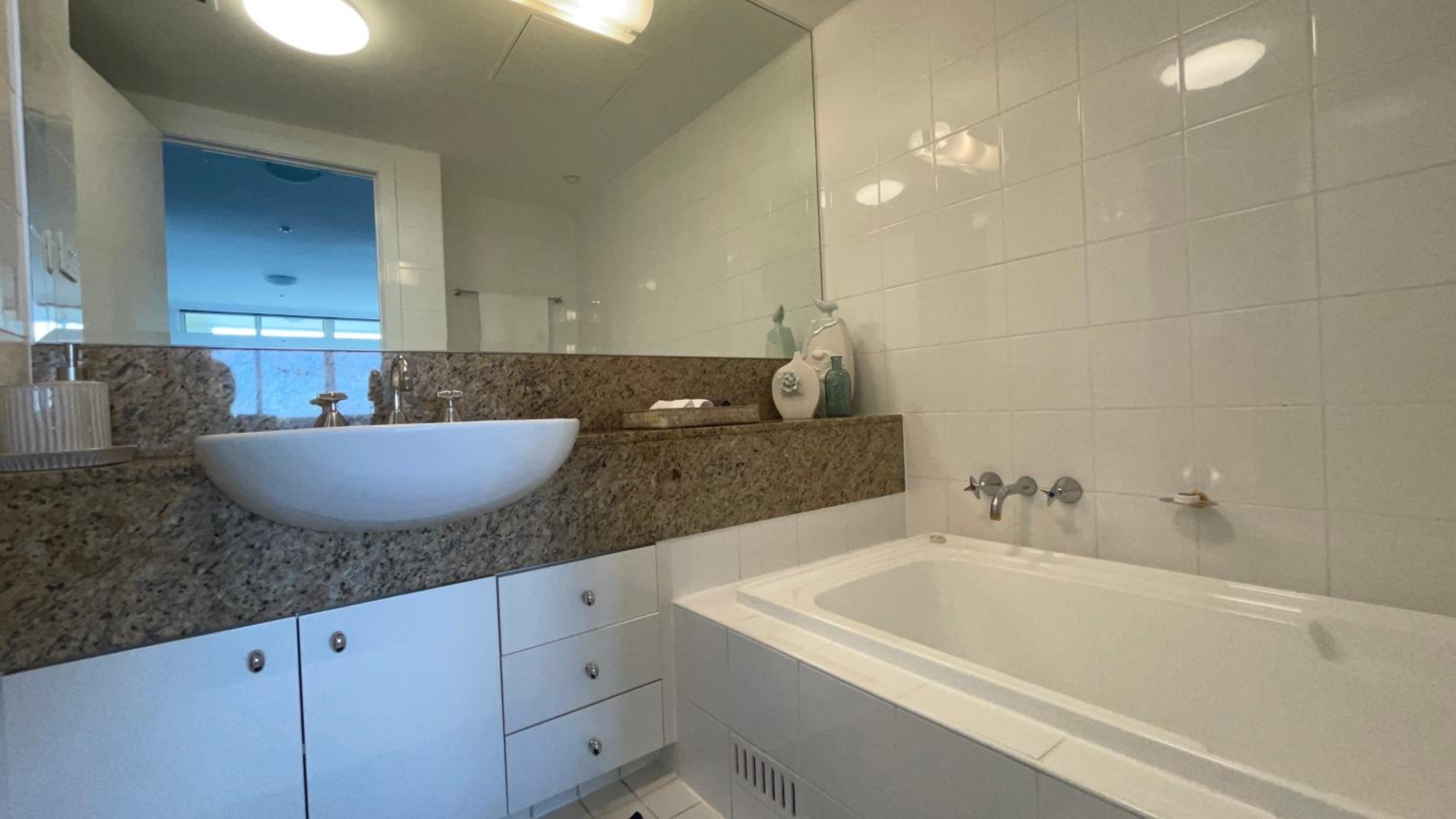 Amzing Ocean View Spacious Three Bedrooms Apartment Port Melbourne