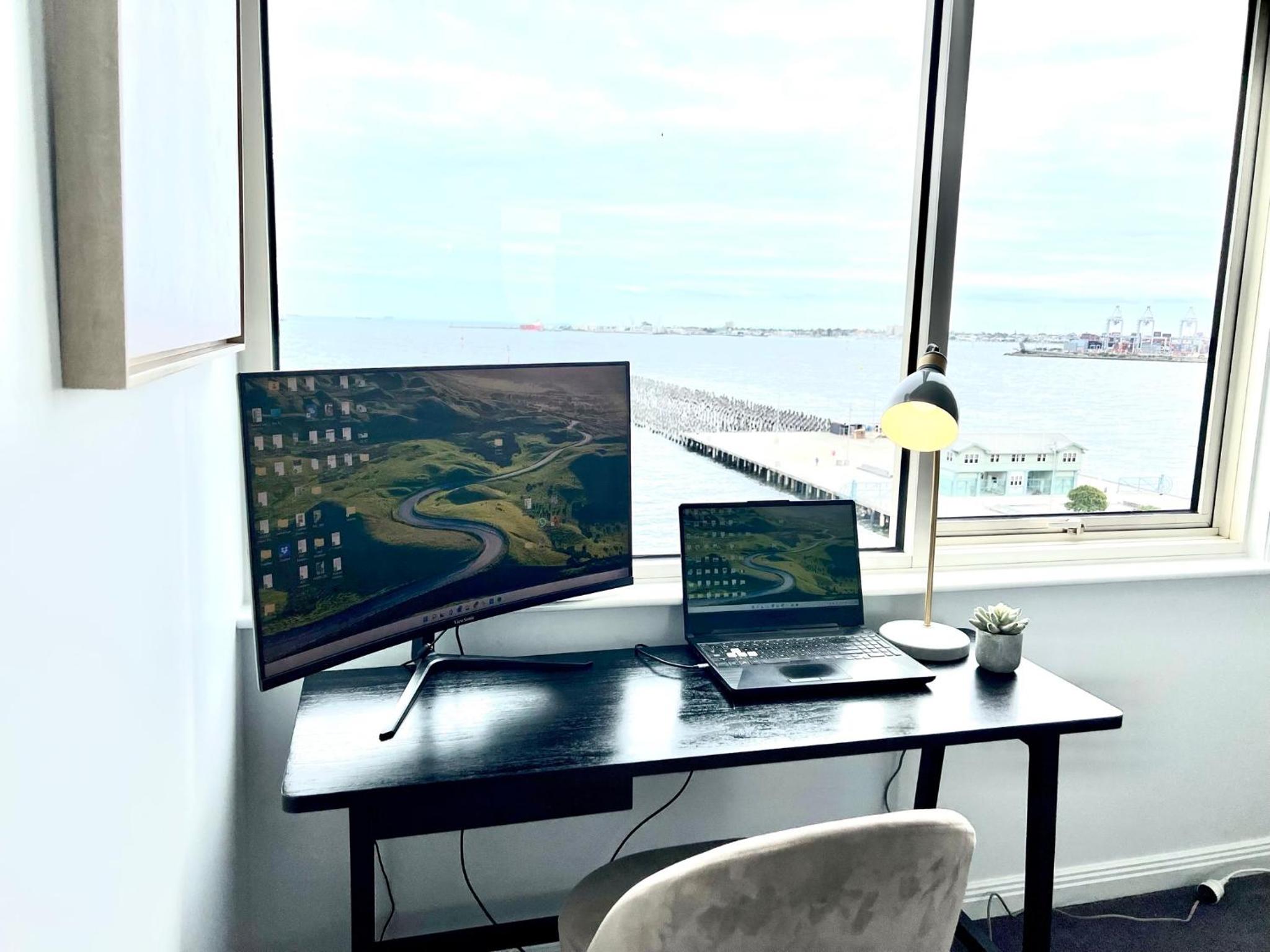 Amzing Ocean View Spacious Three Bedrooms Apartment Port Melbourne