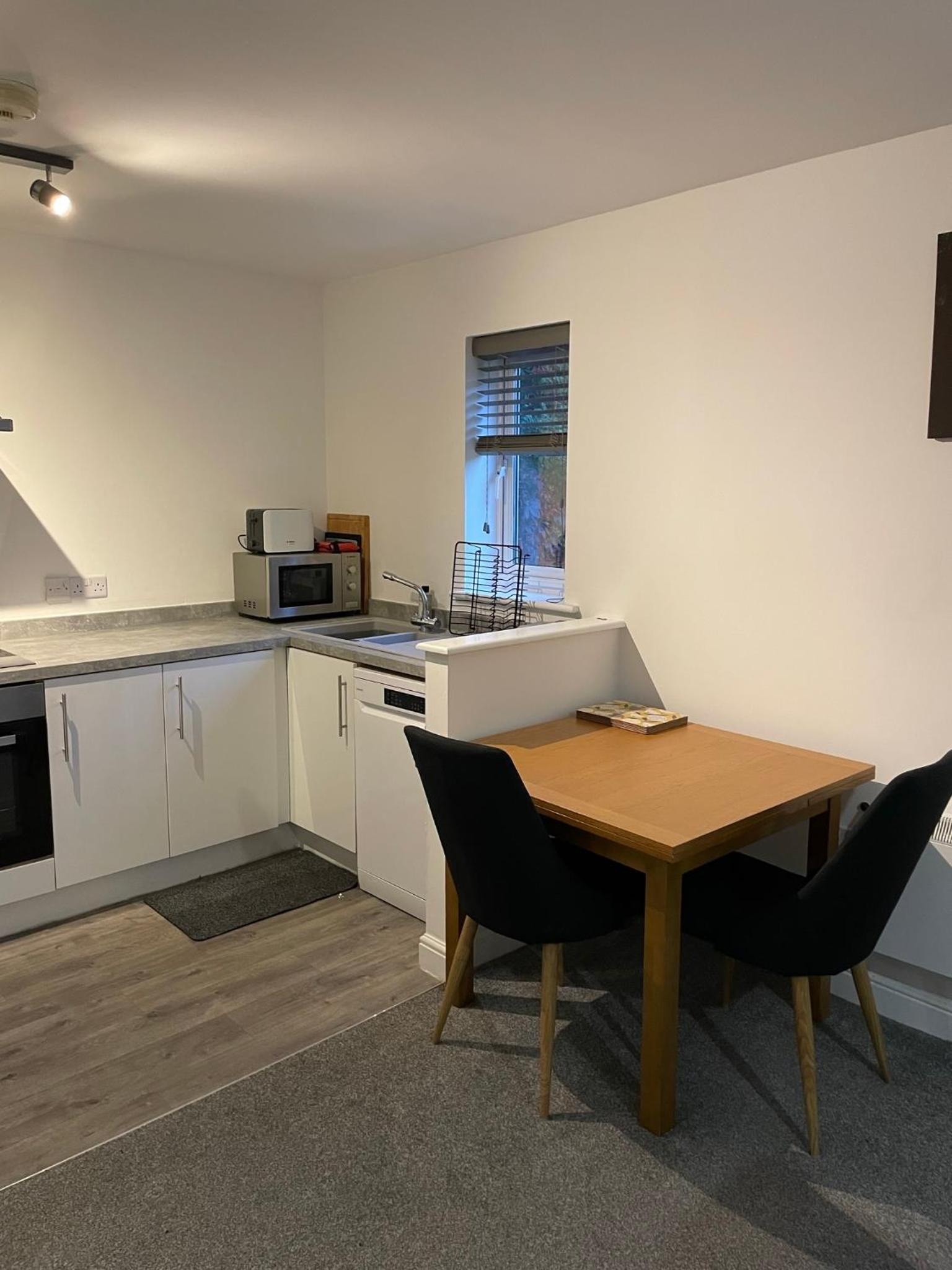 Large 2 bedroom apartment, 4 beds one 1 en-suite, Free parking Nr Chelt Elmore and Quays view 5