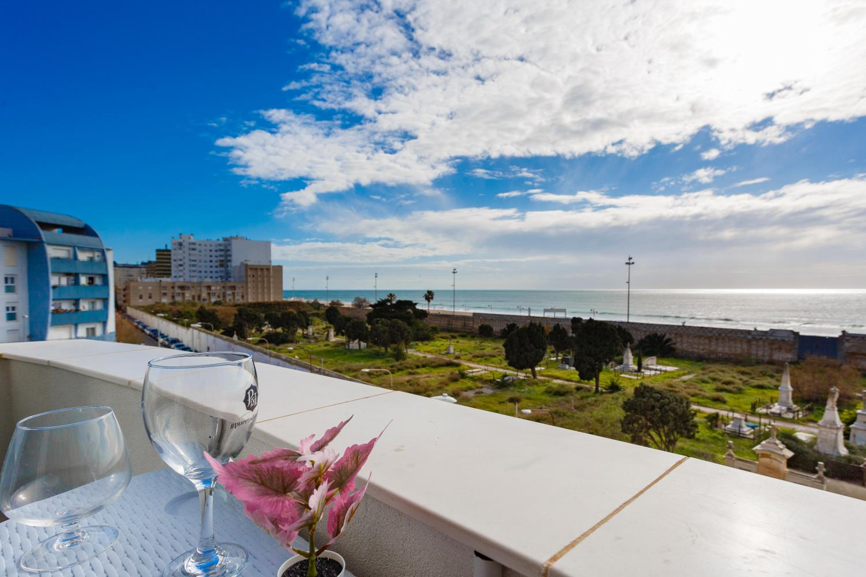 POSEIDON Beach Apartment & parking by Cadiz4Rentals