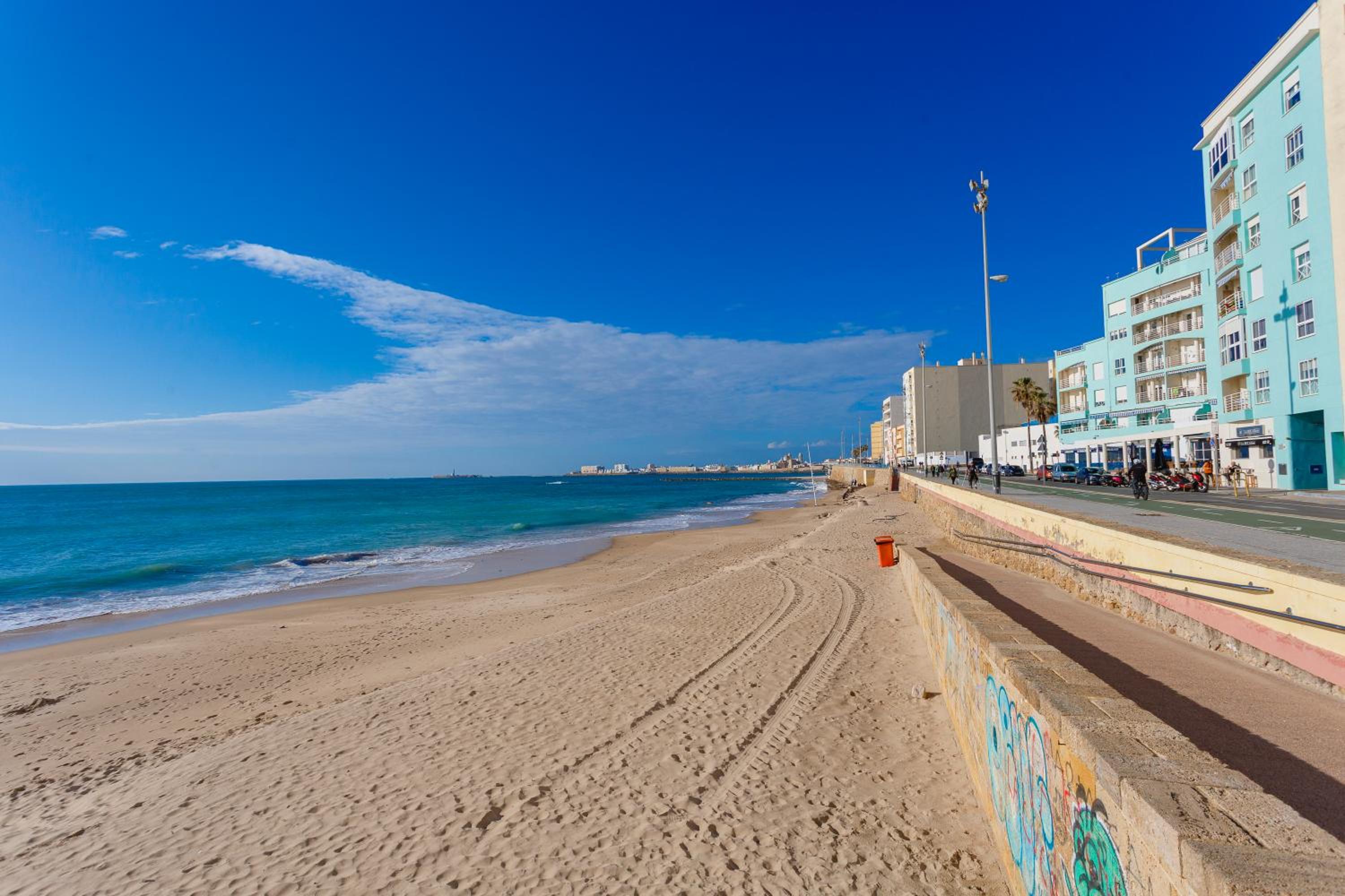 POSEIDON Beach Apartment & parking by Cadiz4Rentals
