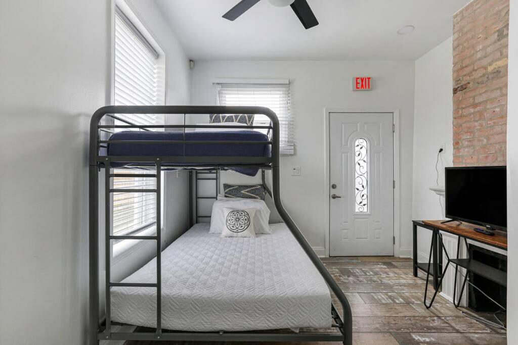 Sleep 10 next to Superdome and downtown view 5