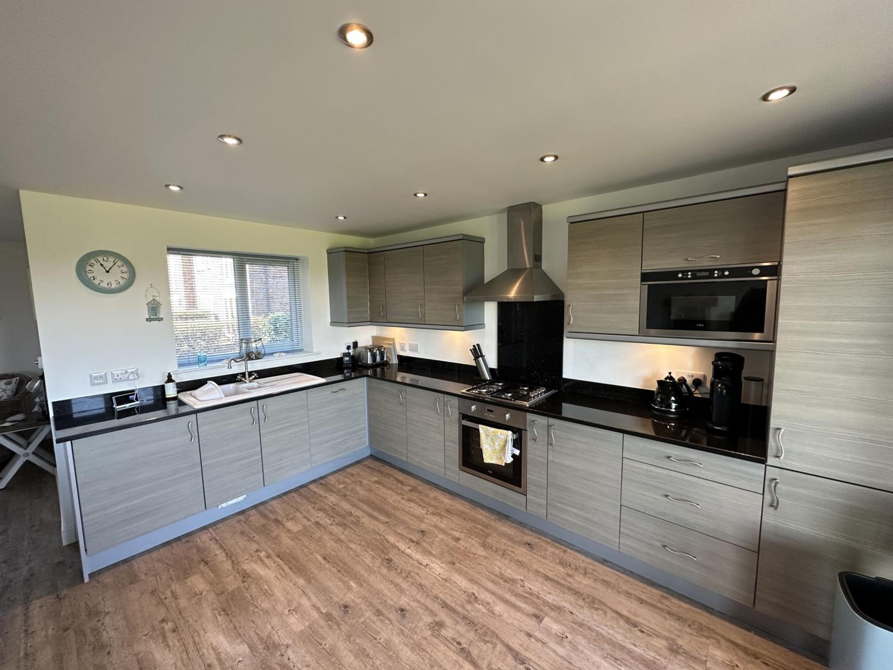 Brigg View Cottage - Seaview and Balconies - Part of the The Bay Filey Holiday Village with pool, gym and direct beach access, pub, restaurant, tennis and 