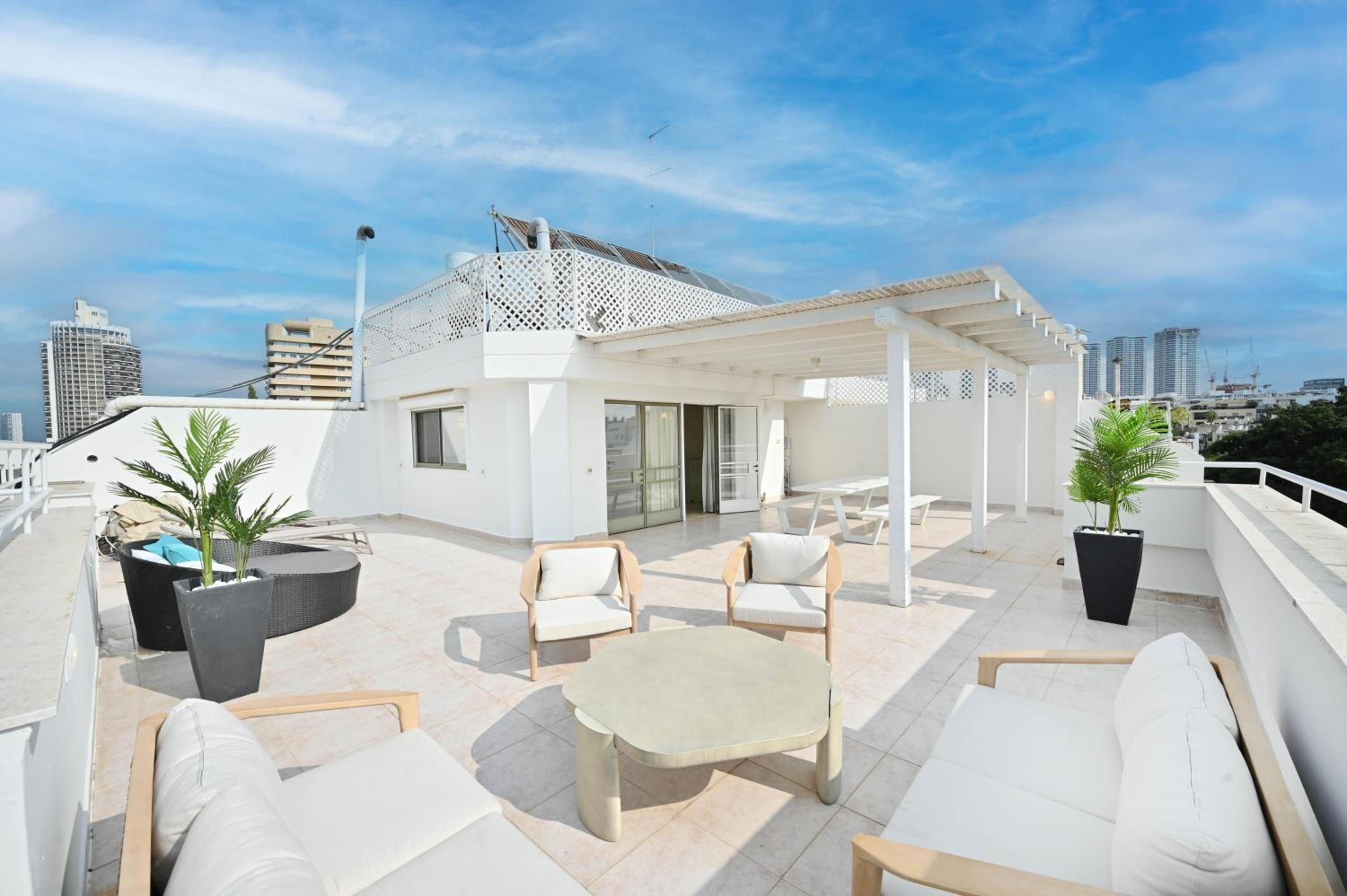 Lovely 3BR Penthouse in Shenkin area by HolyGuest view 4