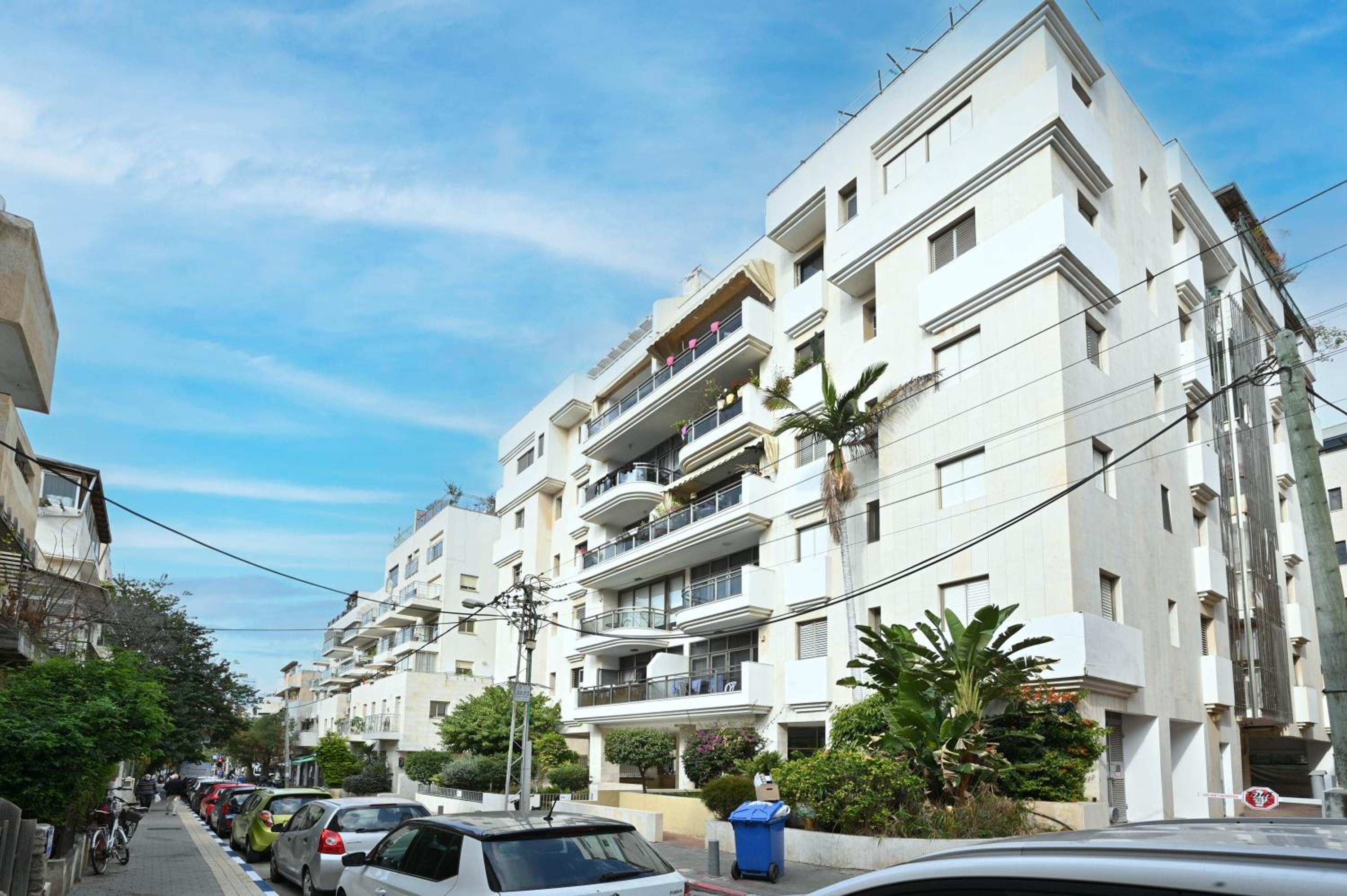Lovely 3BR Penthouse in Shenkin area by HolyGuest view 2