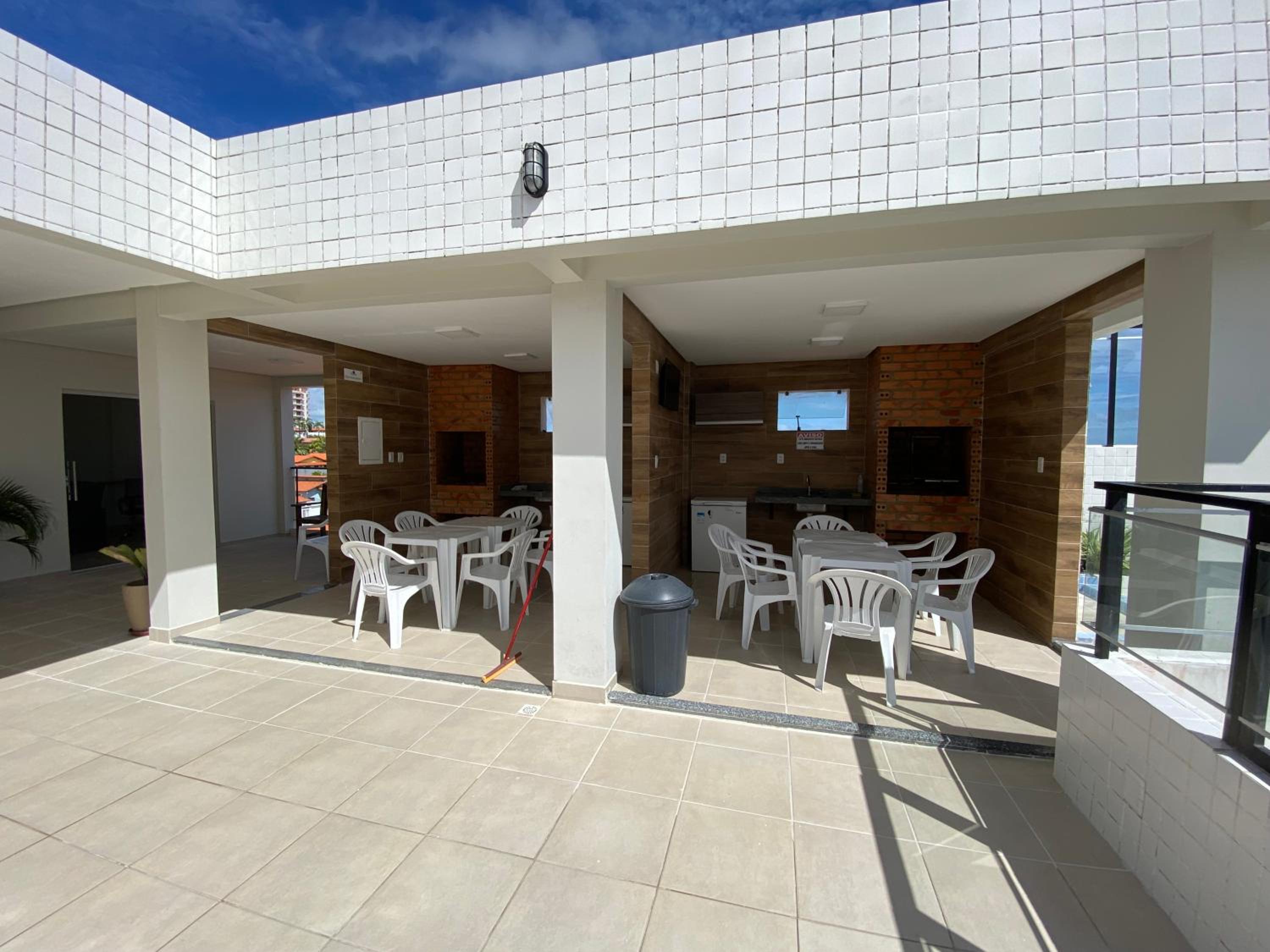No Atalaia, Fort Poseidon rua do Atalho a 700 metros da praia do Atalaia, apartamento novo decorado, varanda, sala de estar e jantar, 02 suítes, 03 banheir
