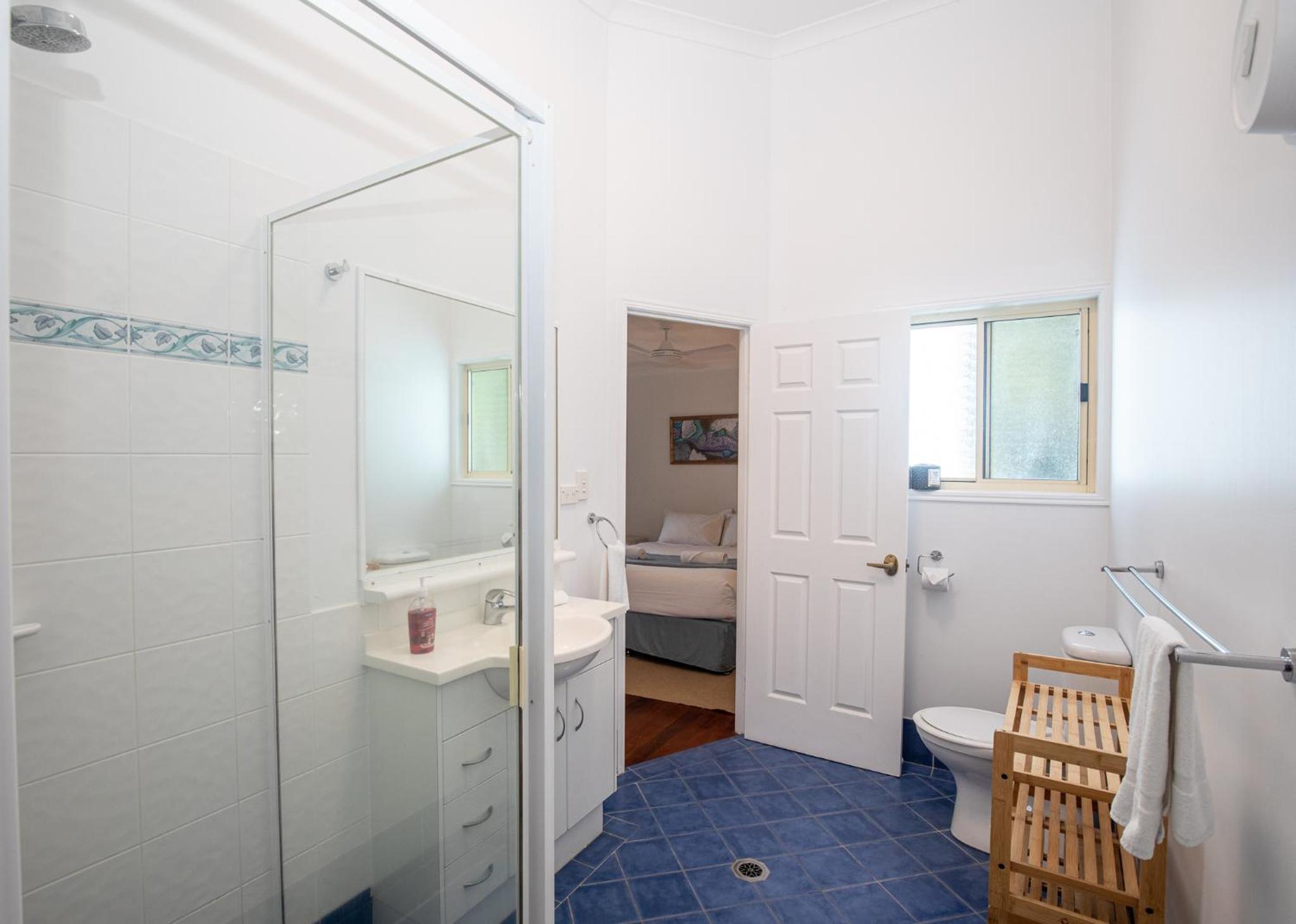 The Blue House - 100M TO BEACH, PET FRIENDLY, BIG HOUSE, SLEEPS 8