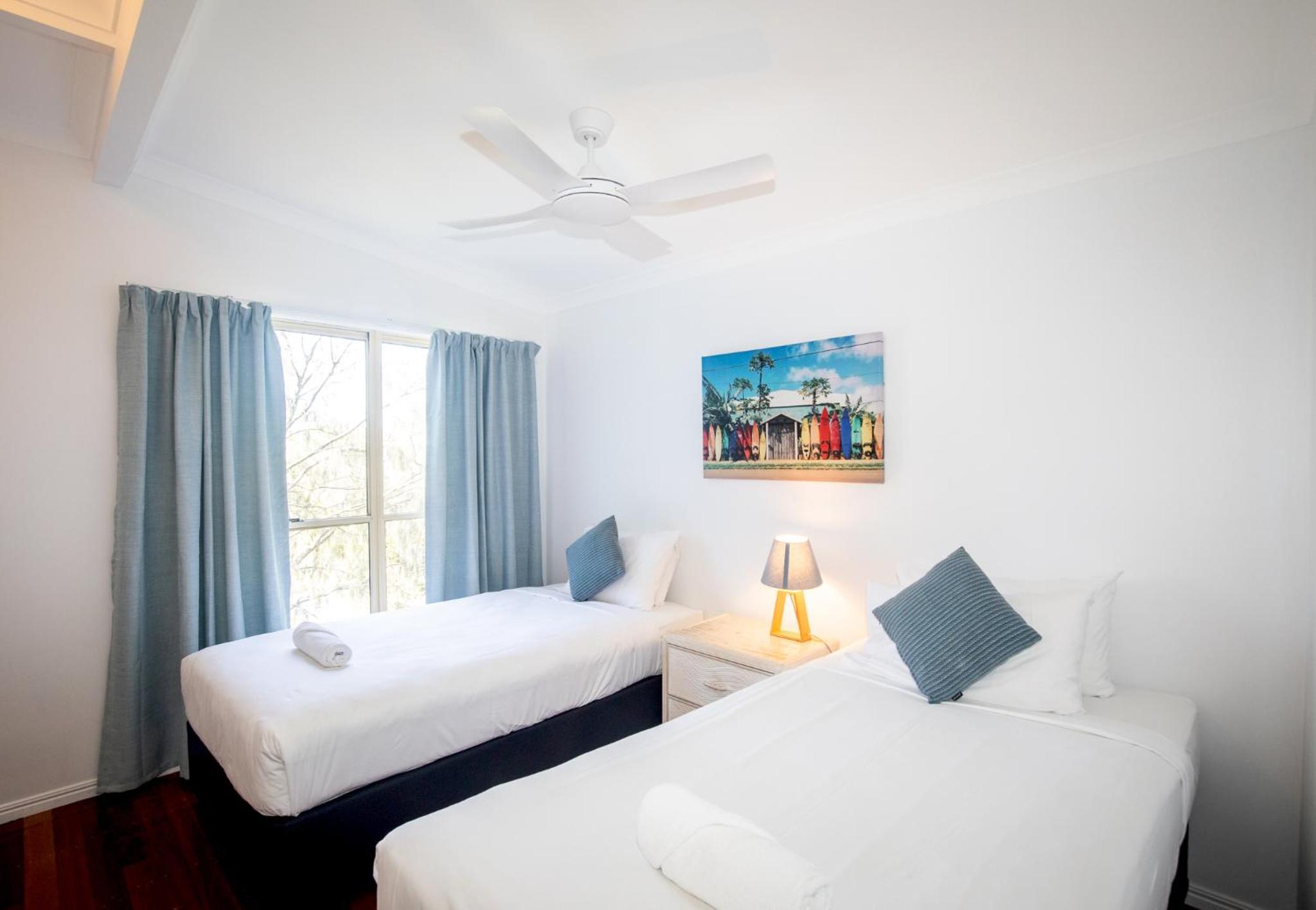The Blue House - 100M TO BEACH, PET FRIENDLY, BIG HOUSE, SLEEPS 8