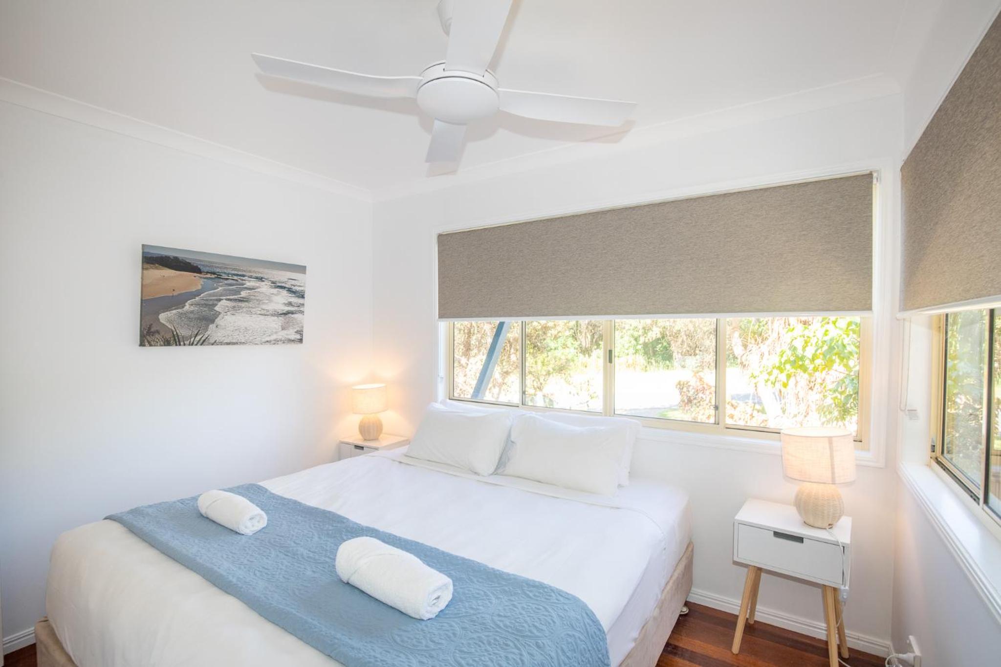 The Blue House - 100M TO BEACH, PET FRIENDLY, BIG HOUSE, SLEEPS 8