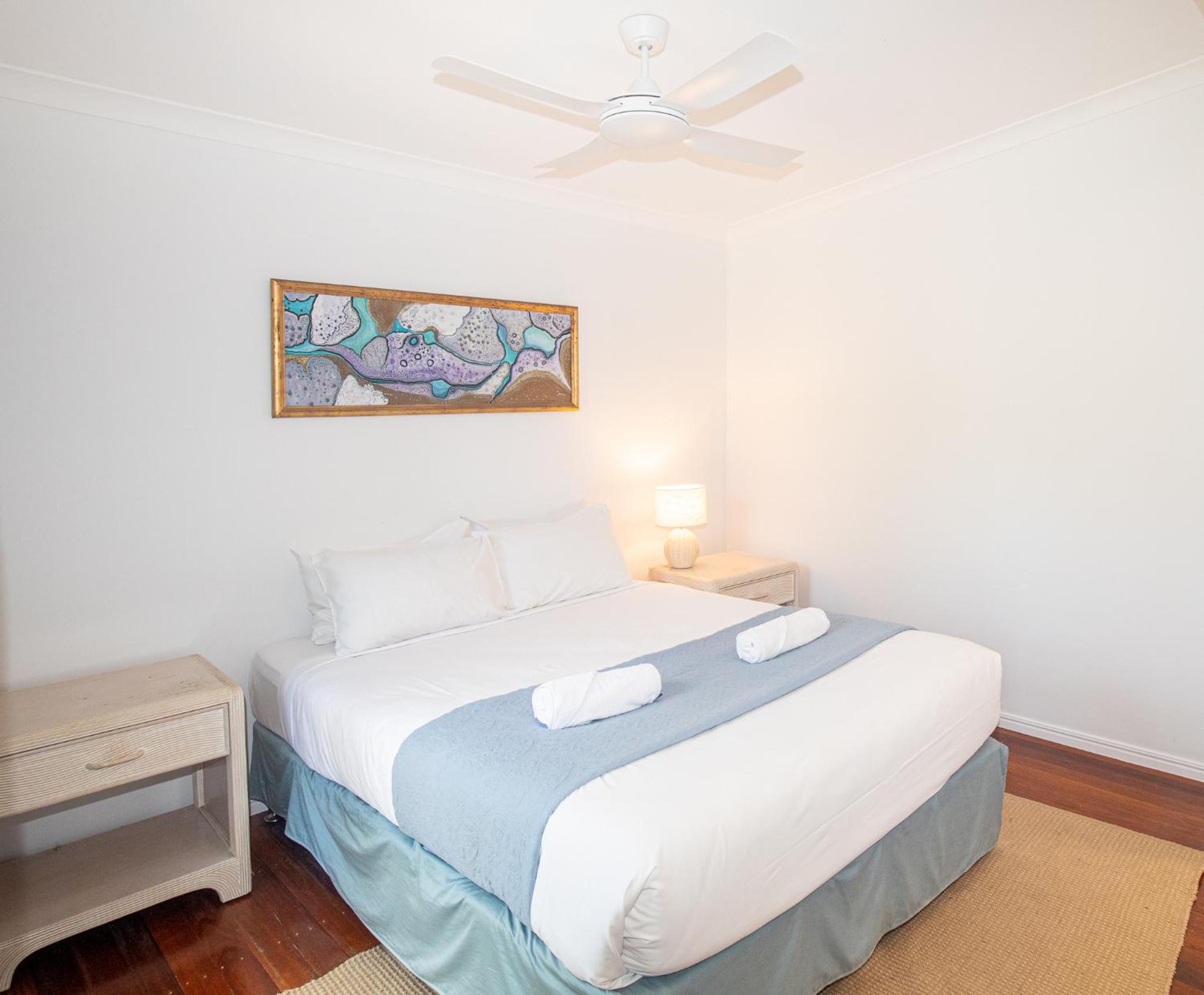 The Blue House - 100M TO BEACH, PET FRIENDLY, BIG HOUSE, SLEEPS 8