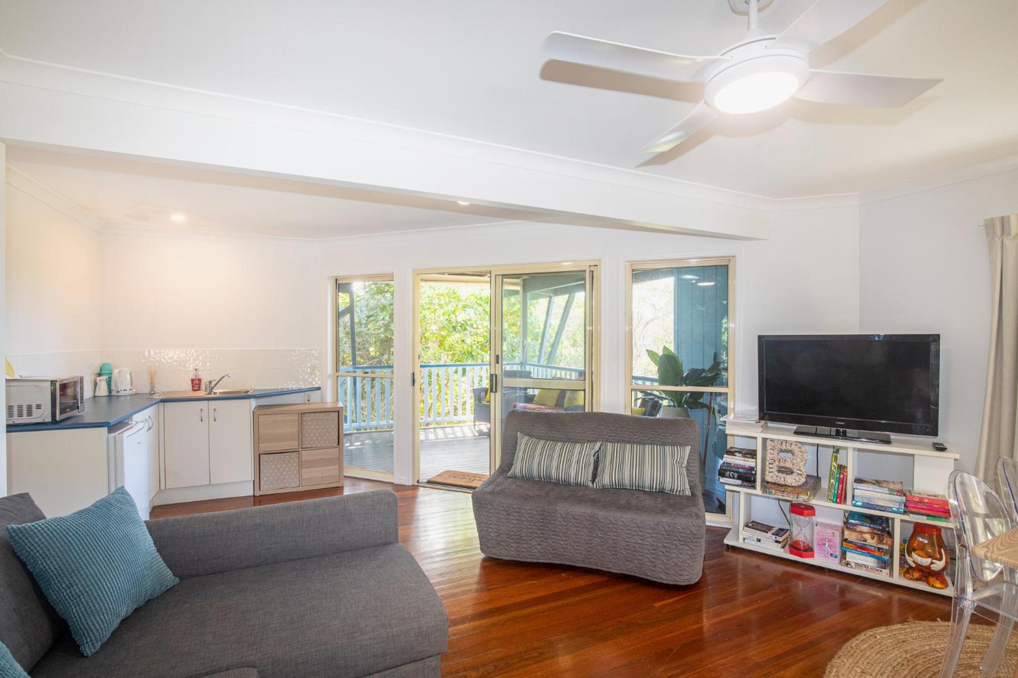The Blue House - 100M TO BEACH, PET FRIENDLY, BIG HOUSE, SLEEPS 8