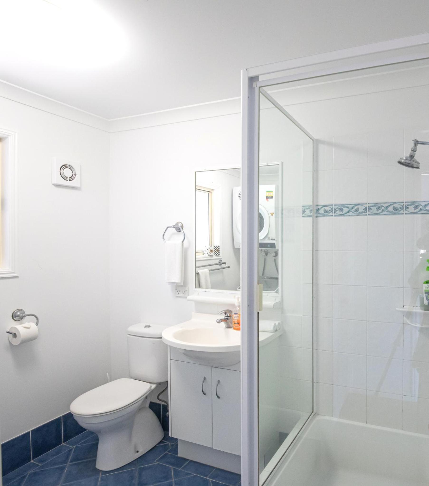 The Blue House - 100M TO BEACH, PET FRIENDLY, BIG HOUSE, SLEEPS 8