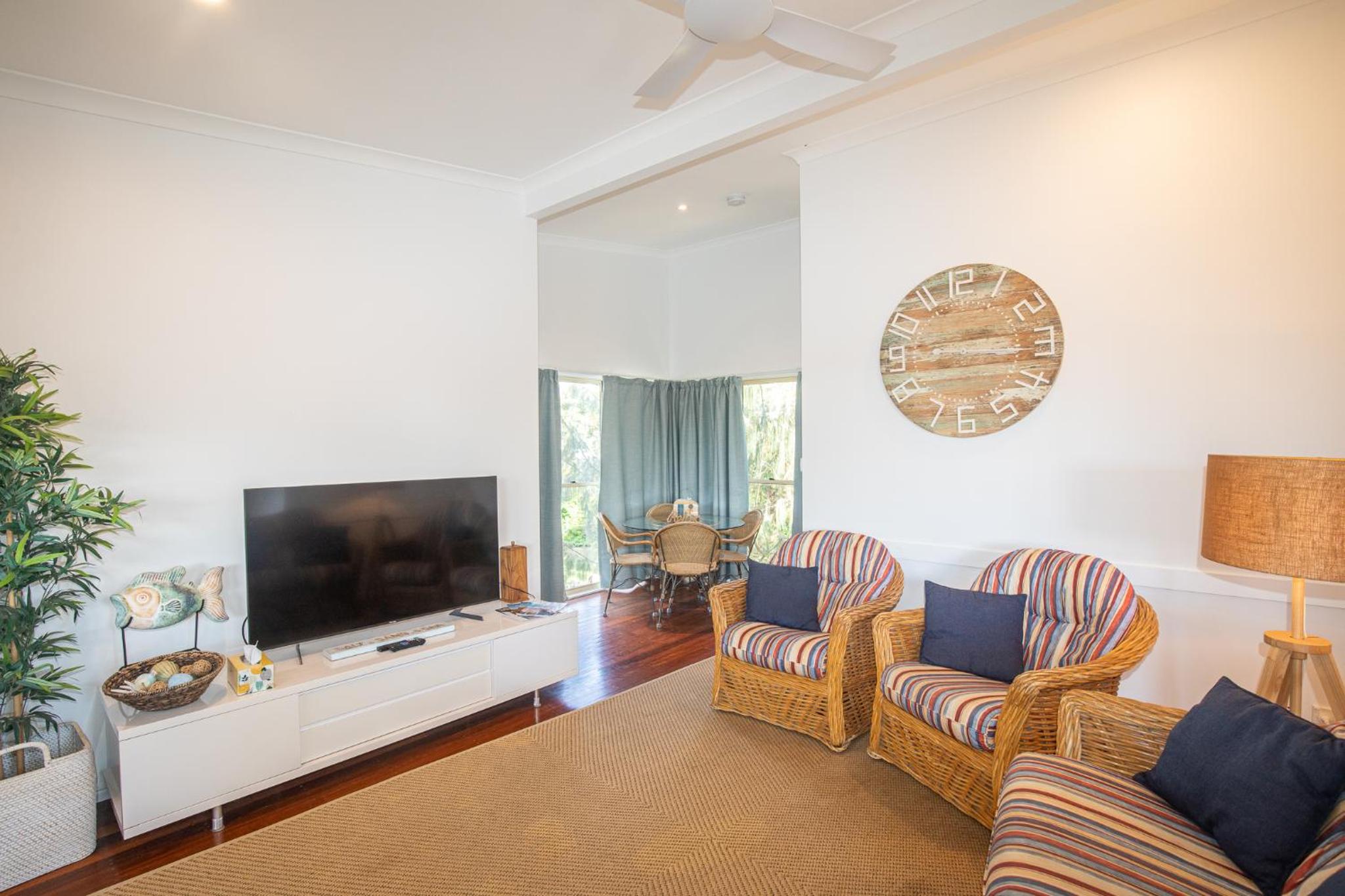The Blue House - 100M TO BEACH, PET FRIENDLY, BIG HOUSE, SLEEPS 8
