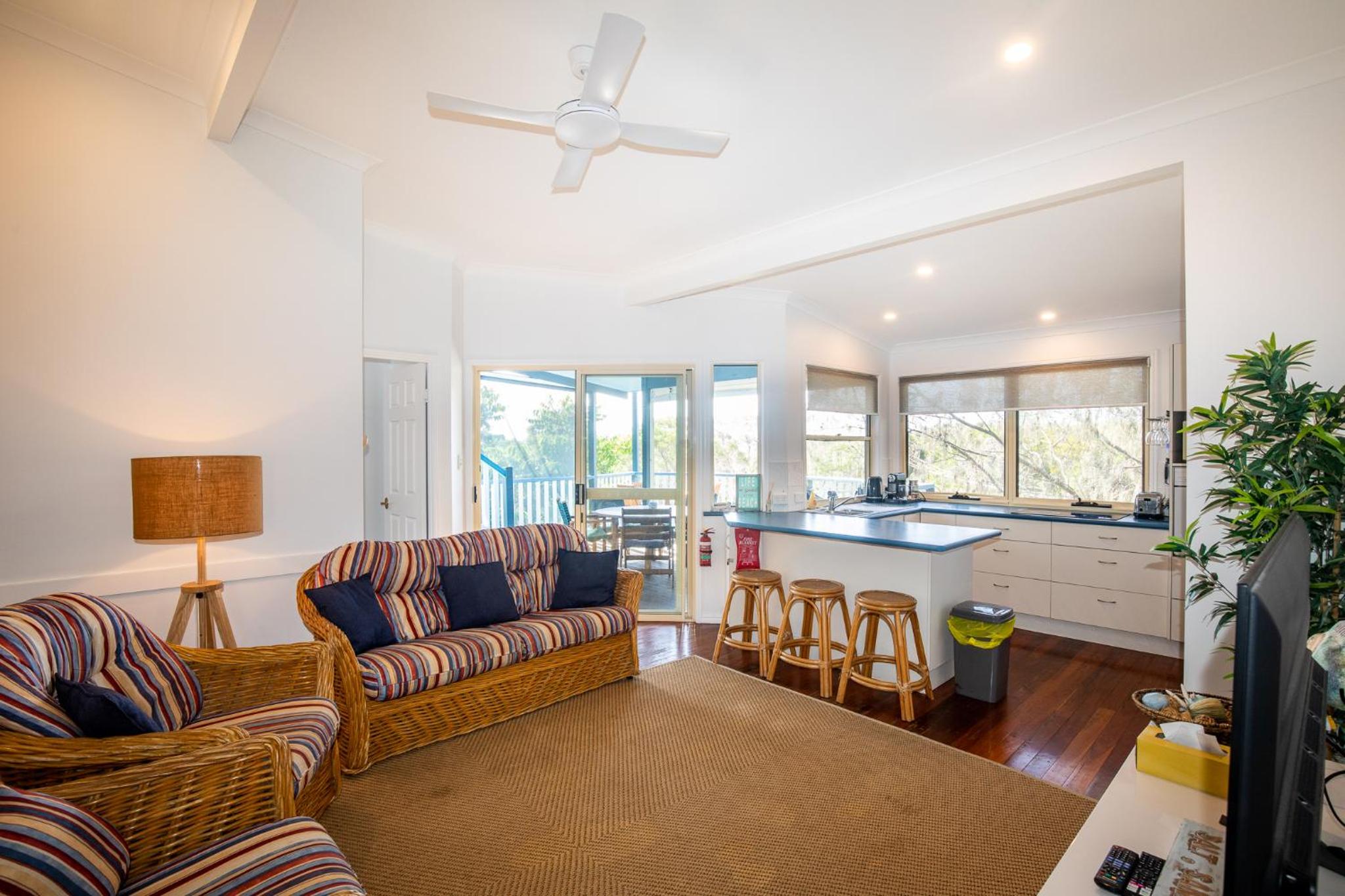 The Blue House - 100M TO BEACH, PET FRIENDLY, BIG HOUSE, SLEEPS 8