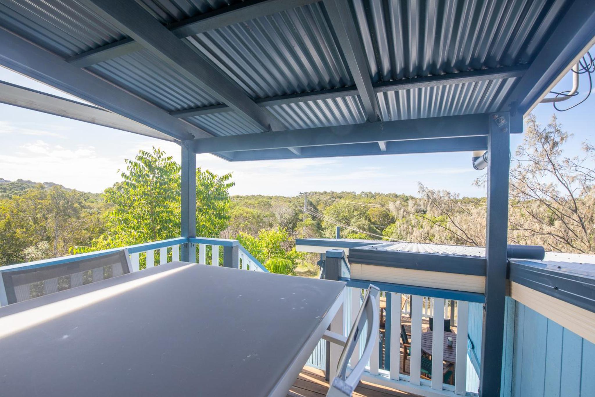 The Blue House - 100M TO BEACH, PET FRIENDLY, BIG HOUSE, SLEEPS 8